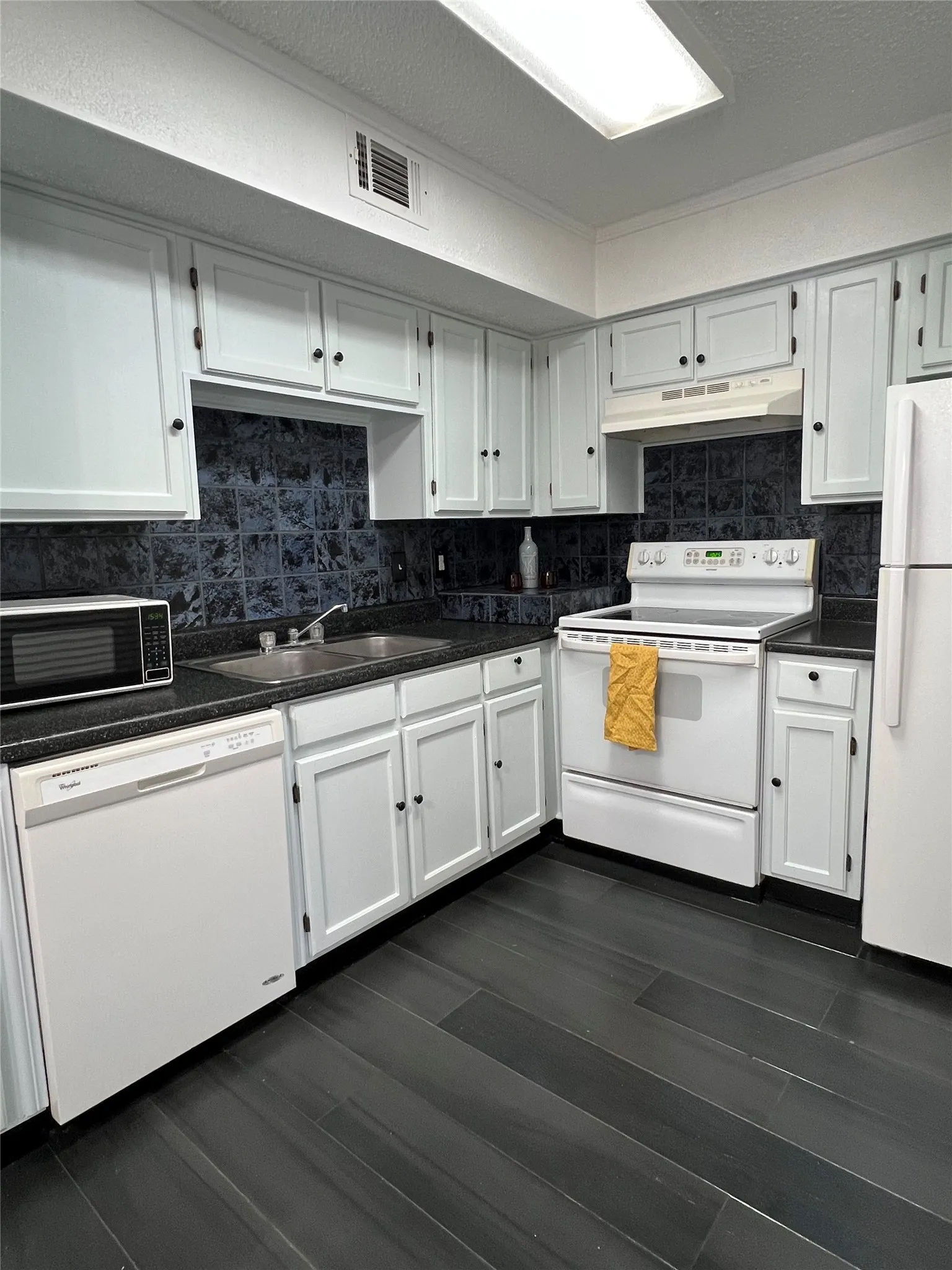 Condominium For Sale in Dallas County , 9811 Walnut Street 104, Dallas, Texas 75243, 1 Bedroom, 1 Bathroom, Garage spaces, 551 Sqft, built in 1981, Price $59,900, mls#21344250, Real Estate Agent in Dallas, Homes For Sale in Dallas county, Homes For Sale in Dallas, Realtor in Dallas Texas, Real Estate Brokerage Independent Realty Texas, Luminita Cordes Realtor