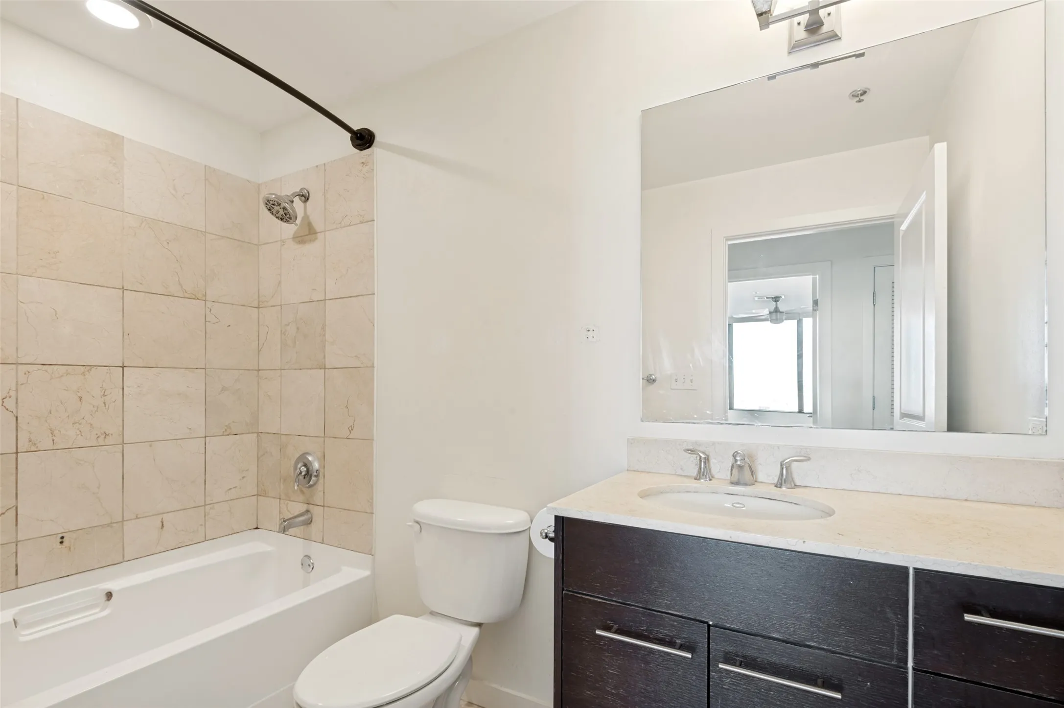 Condominium For Sale in Dallas County , 1200 Main Street 1703, Dallas, Texas 75202, 1 Bedroom, 1 Bathroom, 1 Garage spaces, 757 Sqft, built in 1974, mls#21346443, Real Estate Agent in Dallas, Homes For Sale in Dallas county, Homes For Sale in Dallas, Realtor in Dallas Texas, Real Estate Brokerage Independent Realty Texas, Luminita Cordes Realtor