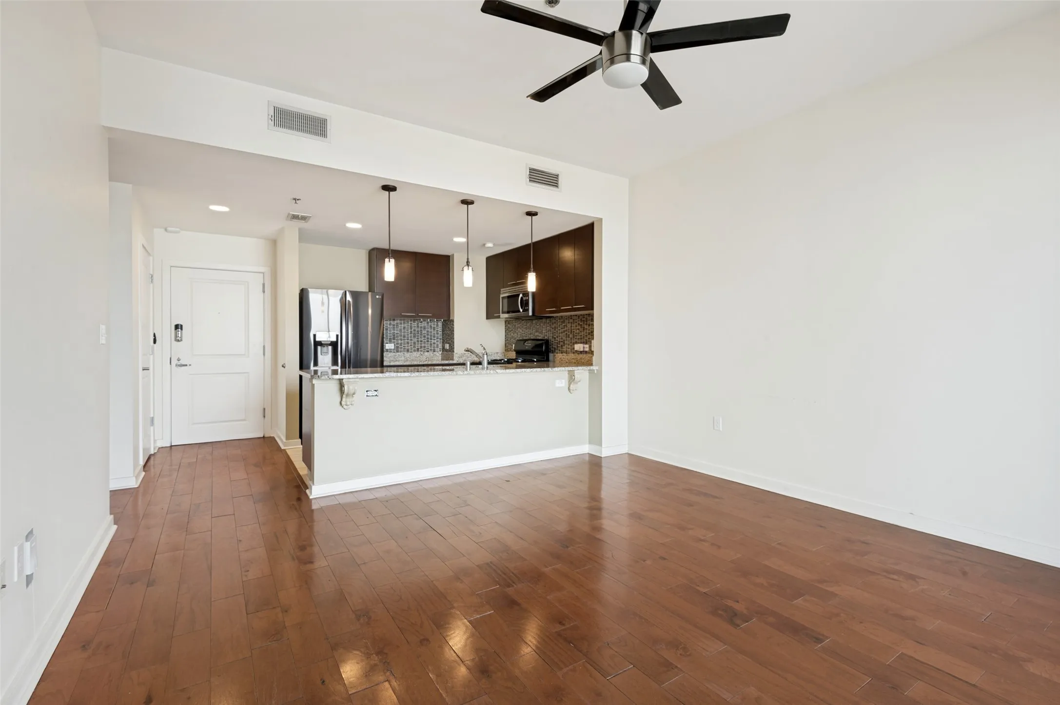 Condominium For Sale in Dallas County , 1200 Main Street 1703, Dallas, Texas 75202, 1 Bedroom, 1 Bathroom, 1 Garage spaces, 757 Sqft, built in 1974, mls#21346443, Real Estate Agent in Dallas, Homes For Sale in Dallas county, Homes For Sale in Dallas, Realtor in Dallas Texas, Real Estate Brokerage Independent Realty Texas, Luminita Cordes Realtor