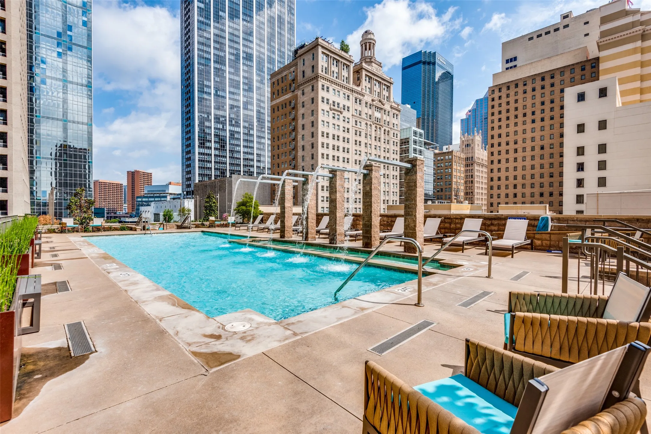 Condominium For Sale in Dallas County , 1200 Main Street 1703, Dallas, Texas 75202, 1 Bedroom, 1 Bathroom, 1 Garage spaces, 757 Sqft, built in 1974, mls#21346443, Real Estate Agent in Dallas, Homes For Sale in Dallas county, Homes For Sale in Dallas, Realtor in Dallas Texas, Real Estate Brokerage Independent Realty Texas, Luminita Cordes Realtor