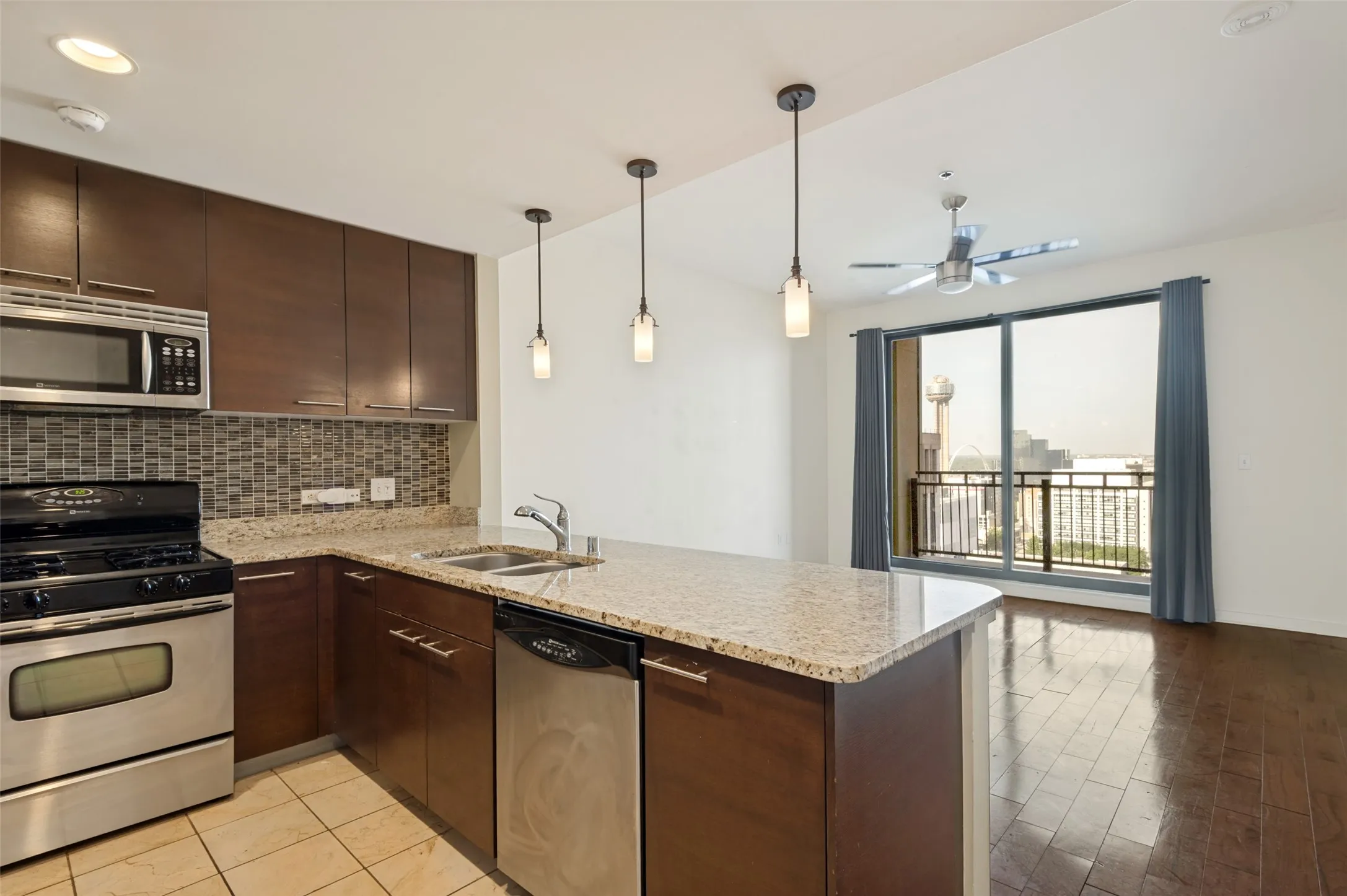 Condominium For Sale in Dallas County , 1200 Main Street 1703, Dallas, Texas 75202, 1 Bedroom, 1 Bathroom, 1 Garage spaces, 757 Sqft, built in 1974, mls#21346443, Real Estate Agent in Dallas, Homes For Sale in Dallas county, Homes For Sale in Dallas, Realtor in Dallas Texas, Real Estate Brokerage Independent Realty Texas, Luminita Cordes Realtor