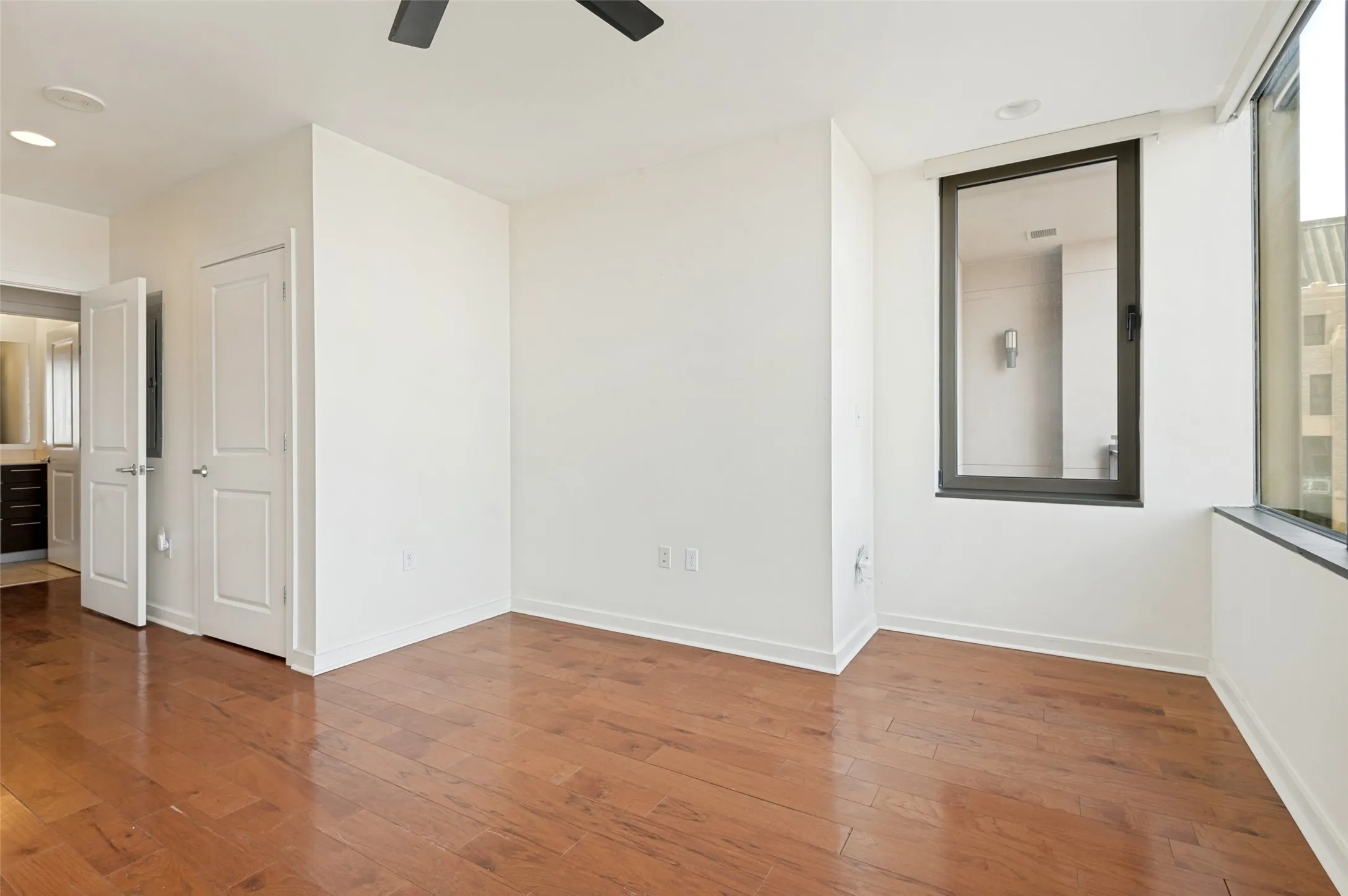 Condominium For Sale in Dallas County , 1200 Main Street 1703, Dallas, Texas 75202, 1 Bedroom, 1 Bathroom, 1 Garage spaces, 757 Sqft, built in 1974, mls#21346443, Real Estate Agent in Dallas, Homes For Sale in Dallas county, Homes For Sale in Dallas, Realtor in Dallas Texas, Real Estate Brokerage Independent Realty Texas, Luminita Cordes Realtor