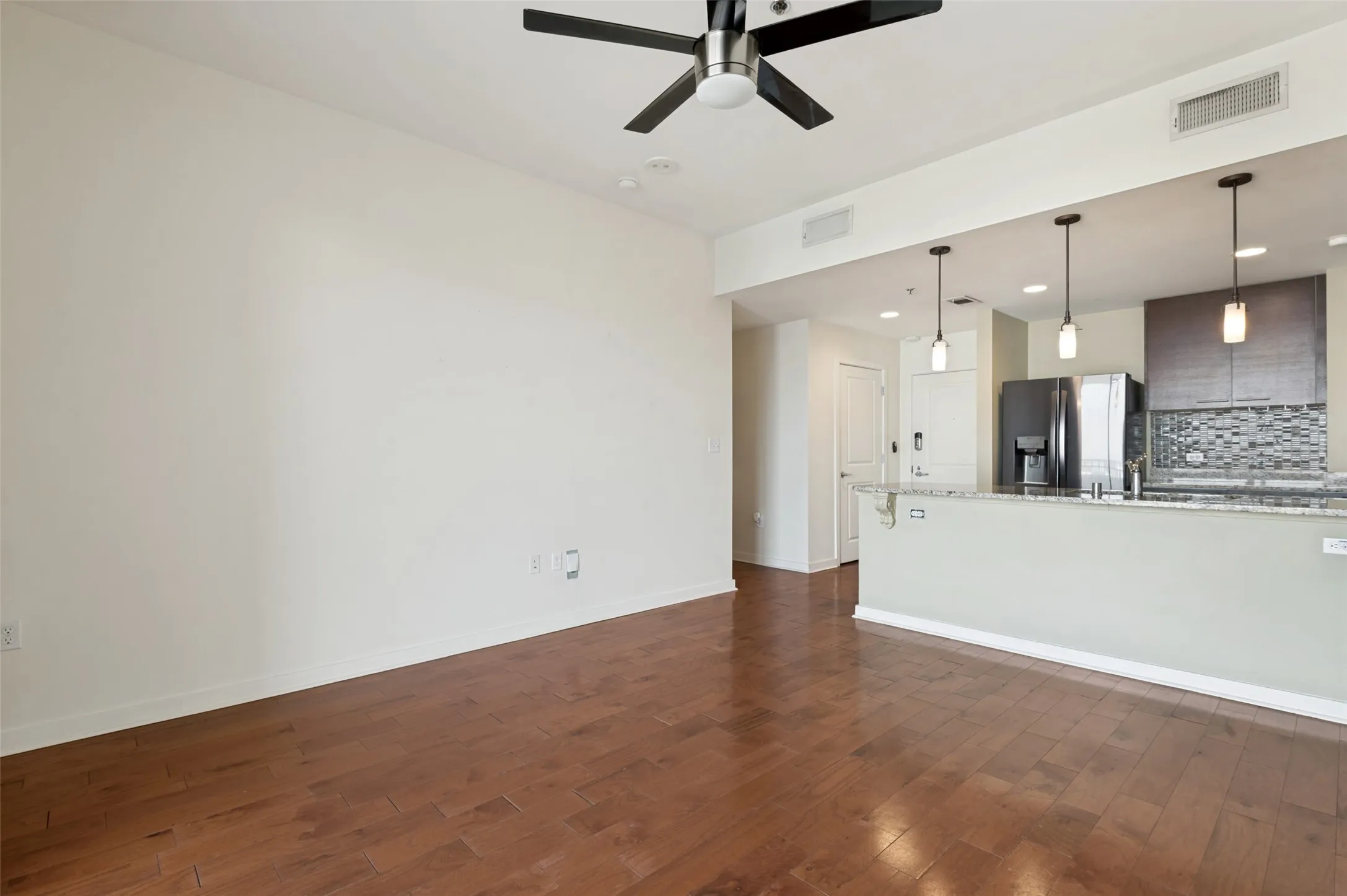 Condominium For Sale in Dallas County , 1200 Main Street 1703, Dallas, Texas 75202, 1 Bedroom, 1 Bathroom, 1 Garage spaces, 757 Sqft, built in 1974, mls#21346443, Real Estate Agent in Dallas, Homes For Sale in Dallas county, Homes For Sale in Dallas, Realtor in Dallas Texas, Real Estate Brokerage Independent Realty Texas, Luminita Cordes Realtor