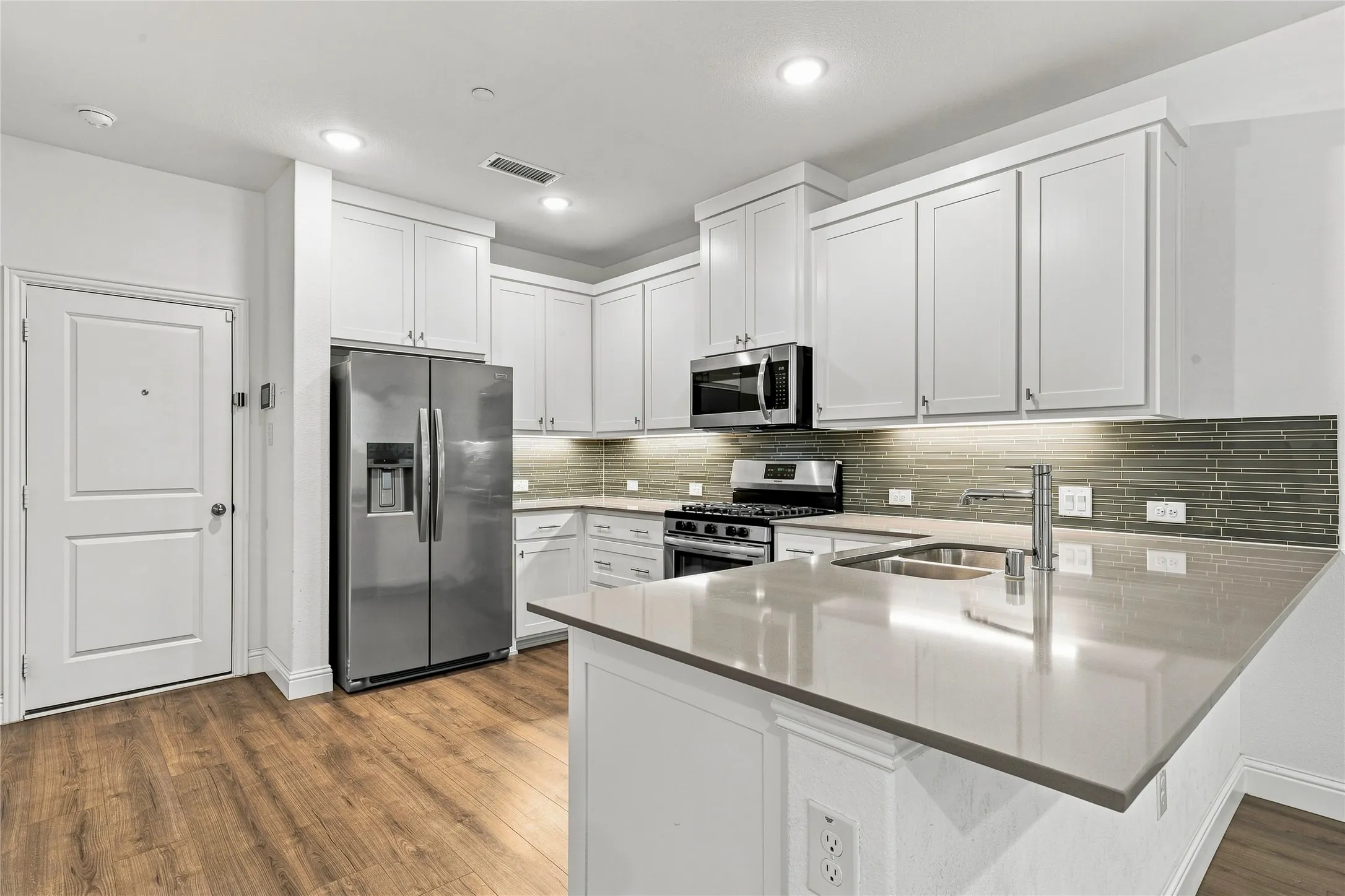 Townhouse For Rent in Denton County , 537 Parkside Drive, Argyle, Texas 76226, 3 Bedroom, 3 Bathroom, 2 Garage spaces, 1,702 Sqft, built in 2023, mls#21345199, Real Estate Agent in Argyle, Homes For Rent in Denton county, Homes For Rent in Argyle, Realtor in Argyle Texas, Real Estate Brokerage Independent Realty Texas, Luminita Cordes Realtor