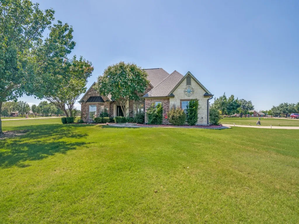 Single Family Residence For Sale in Kaufman County , 10074 Tipperary Trail, Forney, Texas 75126, 3 Bedroom, 3 Bathroom, 2 Garage spaces, 2,560 Sqft, built in 1999, mls#21346179, Real Estate Agent in Forney, Homes For Sale in Kaufman county, Homes For Sale in Forney, Realtor in Forney Texas, Real Estate Brokerage Independent Realty Texas, Luminita Cordes Realtor