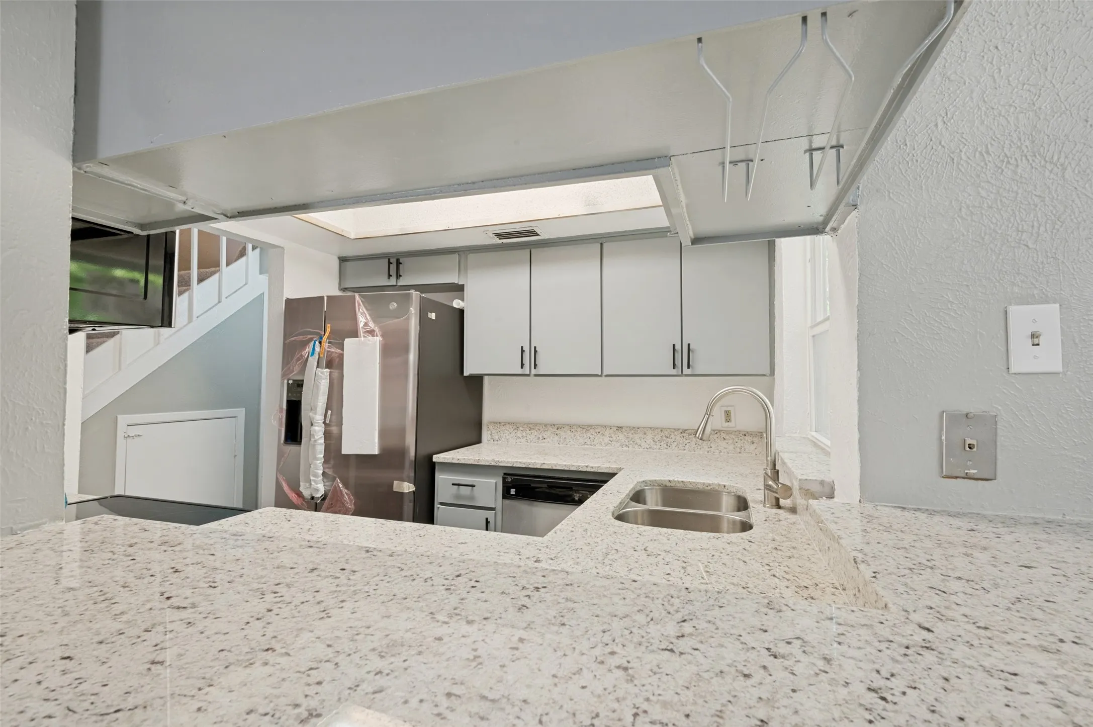 Townhouse For Sale in Dallas County , 2640 Santiago Circle, Grand Prairie, Texas 75052, 3 Bedroom, 2 Bathroom, Garage spaces, 1,210 Sqft, built in 1973, mls#21341692, Real Estate Agent in Grand Prairie, Homes For Sale in Dallas county, Homes For Sale in Grand Prairie, Realtor in Grand Prairie Texas, Real Estate Brokerage Independent Realty Texas, Luminita Cordes Realtor