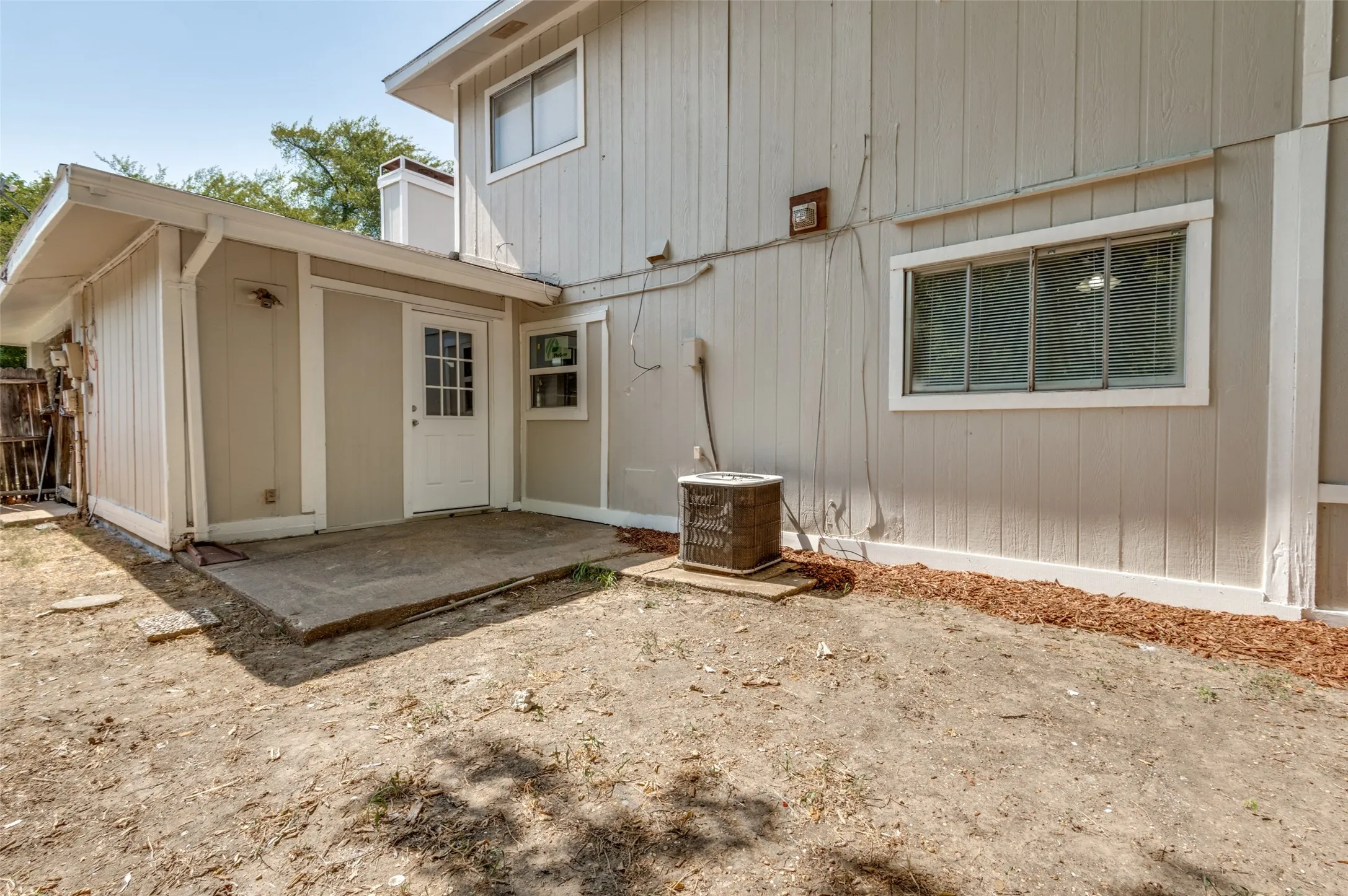Townhouse For Sale in Dallas County , 2640 Santiago Circle, Grand Prairie, Texas 75052, 3 Bedroom, 2 Bathroom, Garage spaces, 1,210 Sqft, built in 1973, mls#21341692, Real Estate Agent in Grand Prairie, Homes For Sale in Dallas county, Homes For Sale in Grand Prairie, Realtor in Grand Prairie Texas, Real Estate Brokerage Independent Realty Texas, Luminita Cordes Realtor