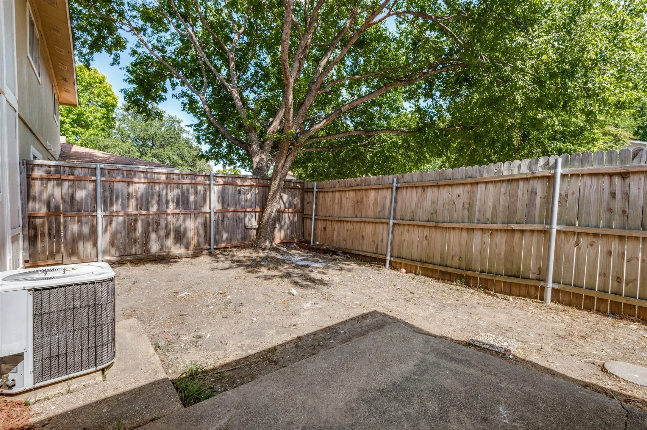 Townhouse For Sale in Dallas County , 2640 Santiago Circle, Grand Prairie, Texas 75052, 3 Bedroom, 2 Bathroom, Garage spaces, 1,210 Sqft, built in 1973, mls#21341692, Real Estate Agent in Grand Prairie, Homes For Sale in Dallas county, Homes For Sale in Grand Prairie, Realtor in Grand Prairie Texas, Real Estate Brokerage Independent Realty Texas, Luminita Cordes Realtor