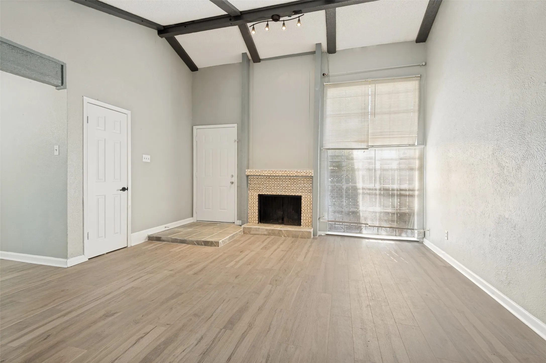 Townhouse For Sale in Dallas County , 2640 Santiago Circle, Grand Prairie, Texas 75052, 3 Bedroom, 2 Bathroom, Garage spaces, 1,210 Sqft, built in 1973, mls#21341692, Real Estate Agent in Grand Prairie, Homes For Sale in Dallas county, Homes For Sale in Grand Prairie, Realtor in Grand Prairie Texas, Real Estate Brokerage Independent Realty Texas, Luminita Cordes Realtor