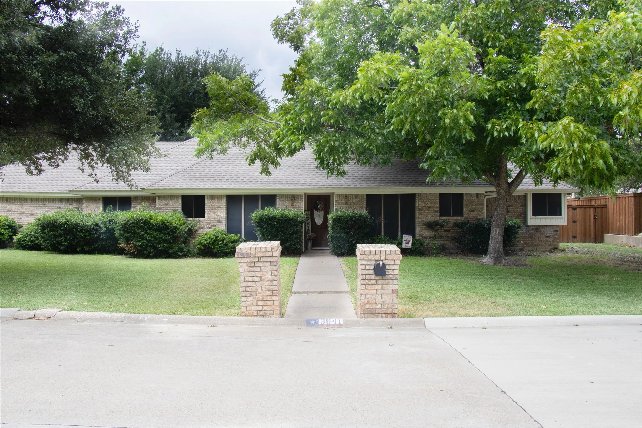 Single Family Residence For Sale in Dallas County , 3641 Green Hollow Drive, Grand Prairie, Texas 75052, 3 Bedroom, 3 Bathroom, 2 Garage spaces, 2,417 Sqft, built in 1986, mls#21346476, Real Estate Agent in Grand Prairie, Homes For Sale in Dallas county, Homes For Sale in Grand Prairie, Realtor in Grand Prairie Texas, Real Estate Brokerage Independent Realty Texas, Luminita Cordes Realtor