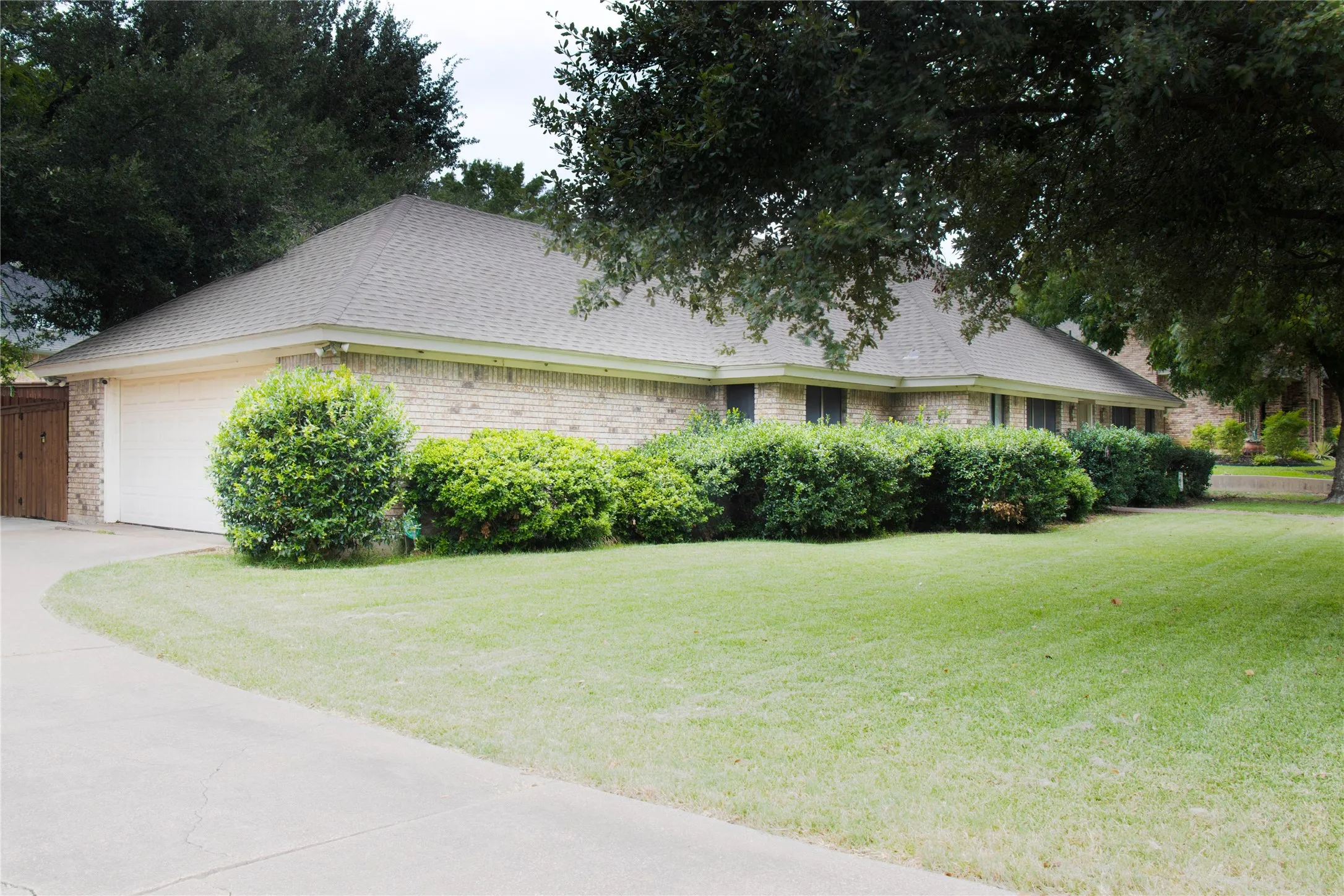 Single Family Residence For Sale in Dallas County , 3641 Green Hollow Drive, Grand Prairie, Texas 75052, 3 Bedroom, 3 Bathroom, 2 Garage spaces, 2,417 Sqft, built in 1986, mls#21346476, Real Estate Agent in Grand Prairie, Homes For Sale in Dallas county, Homes For Sale in Grand Prairie, Realtor in Grand Prairie Texas, Real Estate Brokerage Independent Realty Texas, Luminita Cordes Realtor
