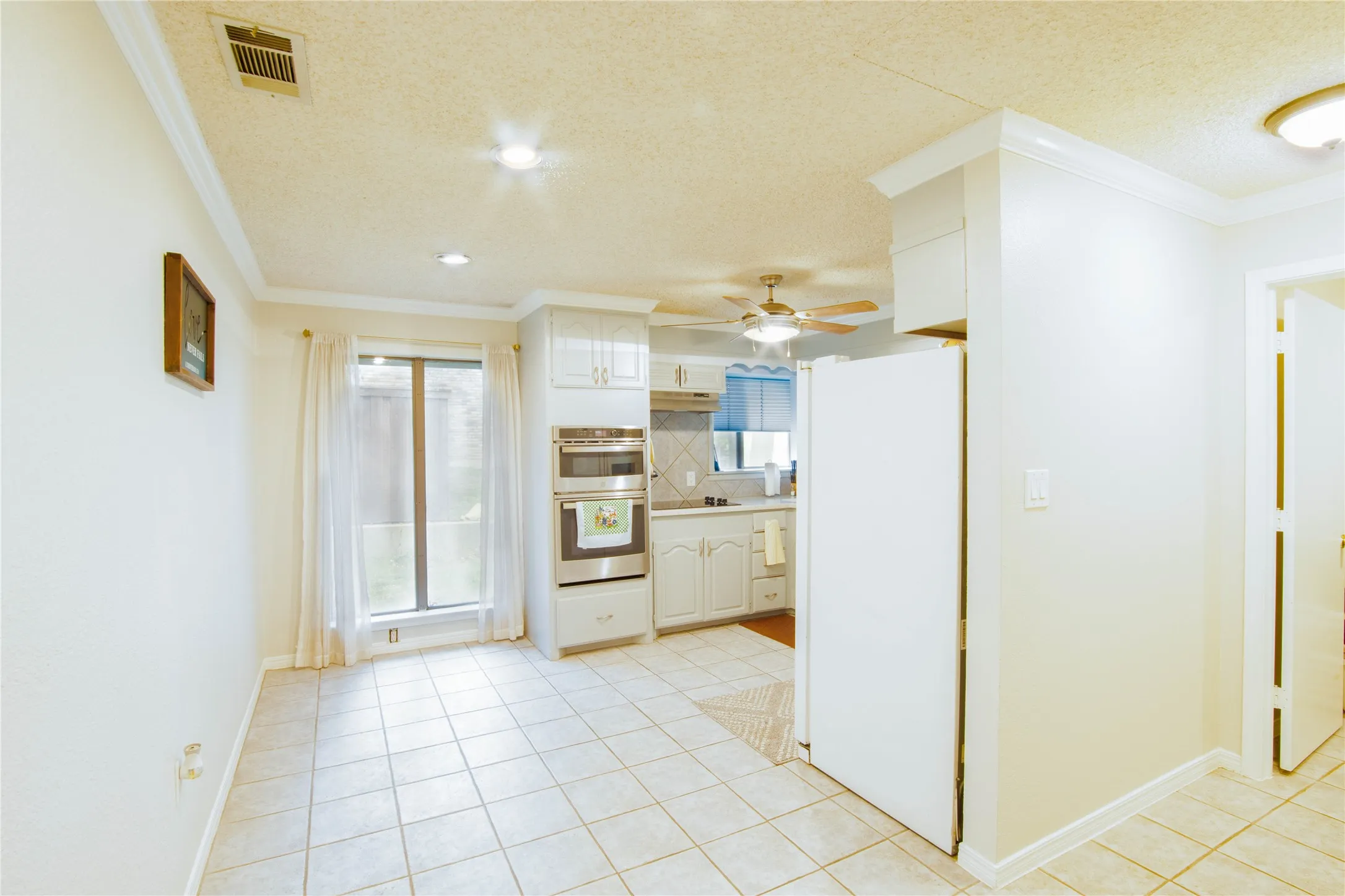 ROOM FOR A TABLE E KITCHEN OR A COFFEE BAR