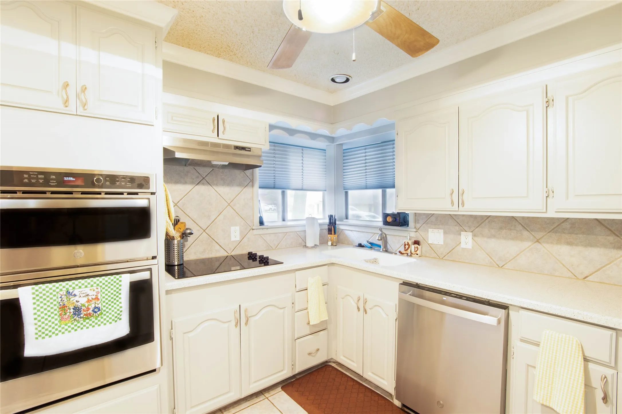 Single Family Residence For Sale in Dallas County , 3641 Green Hollow Drive, Grand Prairie, Texas 75052, 3 Bedroom, 3 Bathroom, 2 Garage spaces, 2,417 Sqft, built in 1986, mls#21346476, Real Estate Agent in Grand Prairie, Homes For Sale in Dallas county, Homes For Sale in Grand Prairie, Realtor in Grand Prairie Texas, Real Estate Brokerage Independent Realty Texas, Luminita Cordes Realtor