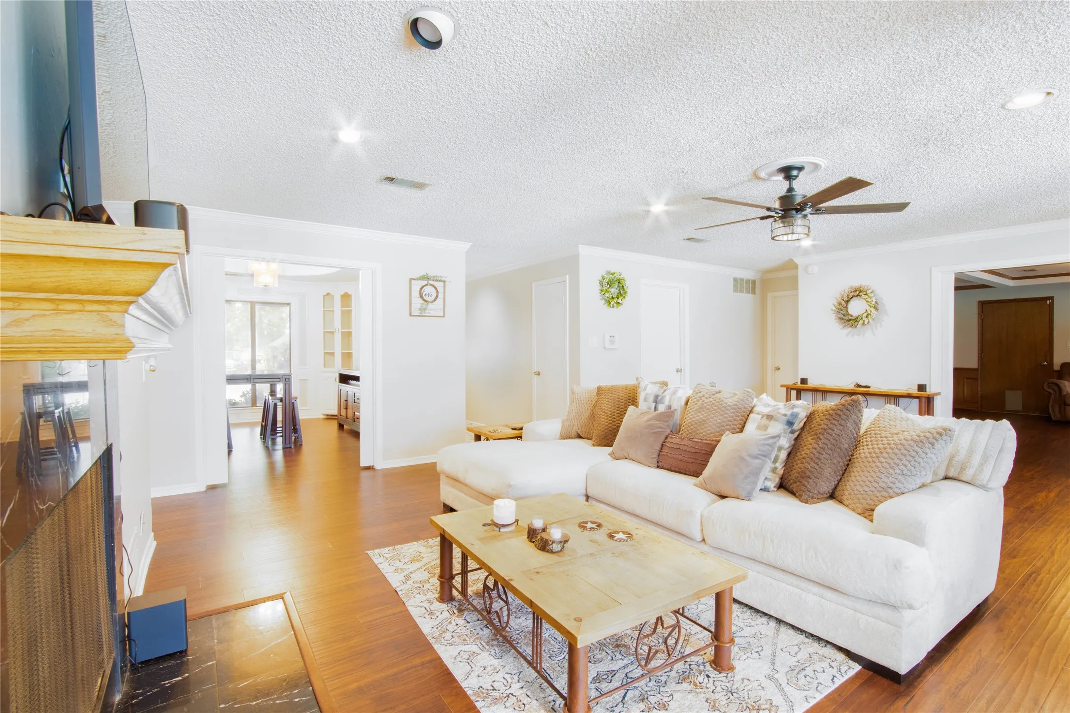 Single Family Residence For Sale in Dallas County , 3641 Green Hollow Drive, Grand Prairie, Texas 75052, 3 Bedroom, 3 Bathroom, 2 Garage spaces, 2,417 Sqft, built in 1986, mls#21346476, Real Estate Agent in Grand Prairie, Homes For Sale in Dallas county, Homes For Sale in Grand Prairie, Realtor in Grand Prairie Texas, Real Estate Brokerage Independent Realty Texas, Luminita Cordes Realtor