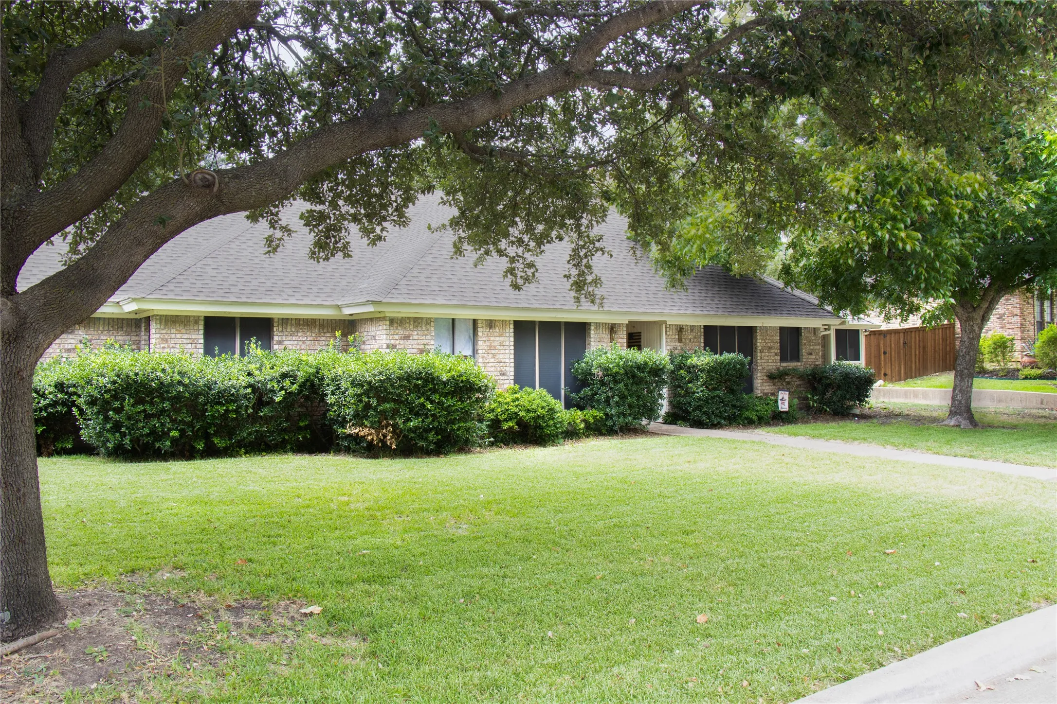 Single Family Residence For Sale in Dallas County , 3641 Green Hollow Drive, Grand Prairie, Texas 75052, 3 Bedroom, 3 Bathroom, 2 Garage spaces, 2,417 Sqft, built in 1986, mls#21346476, Real Estate Agent in Grand Prairie, Homes For Sale in Dallas county, Homes For Sale in Grand Prairie, Realtor in Grand Prairie Texas, Real Estate Brokerage Independent Realty Texas, Luminita Cordes Realtor