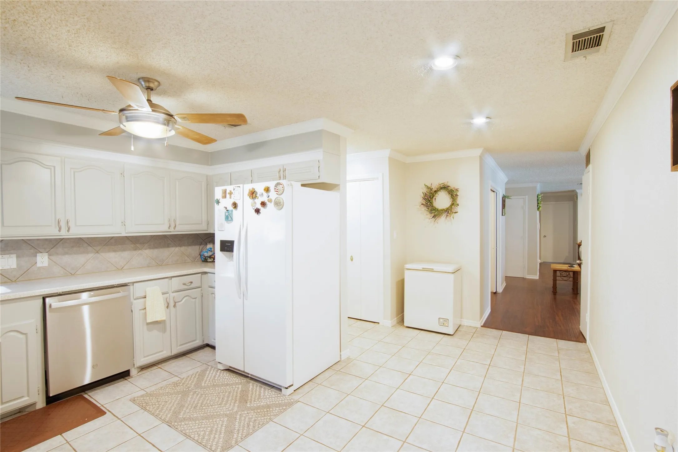 Single Family Residence For Sale in Dallas County , 3641 Green Hollow Drive, Grand Prairie, Texas 75052, 3 Bedroom, 3 Bathroom, 2 Garage spaces, 2,417 Sqft, built in 1986, mls#21346476, Real Estate Agent in Grand Prairie, Homes For Sale in Dallas county, Homes For Sale in Grand Prairie, Realtor in Grand Prairie Texas, Real Estate Brokerage Independent Realty Texas, Luminita Cordes Realtor