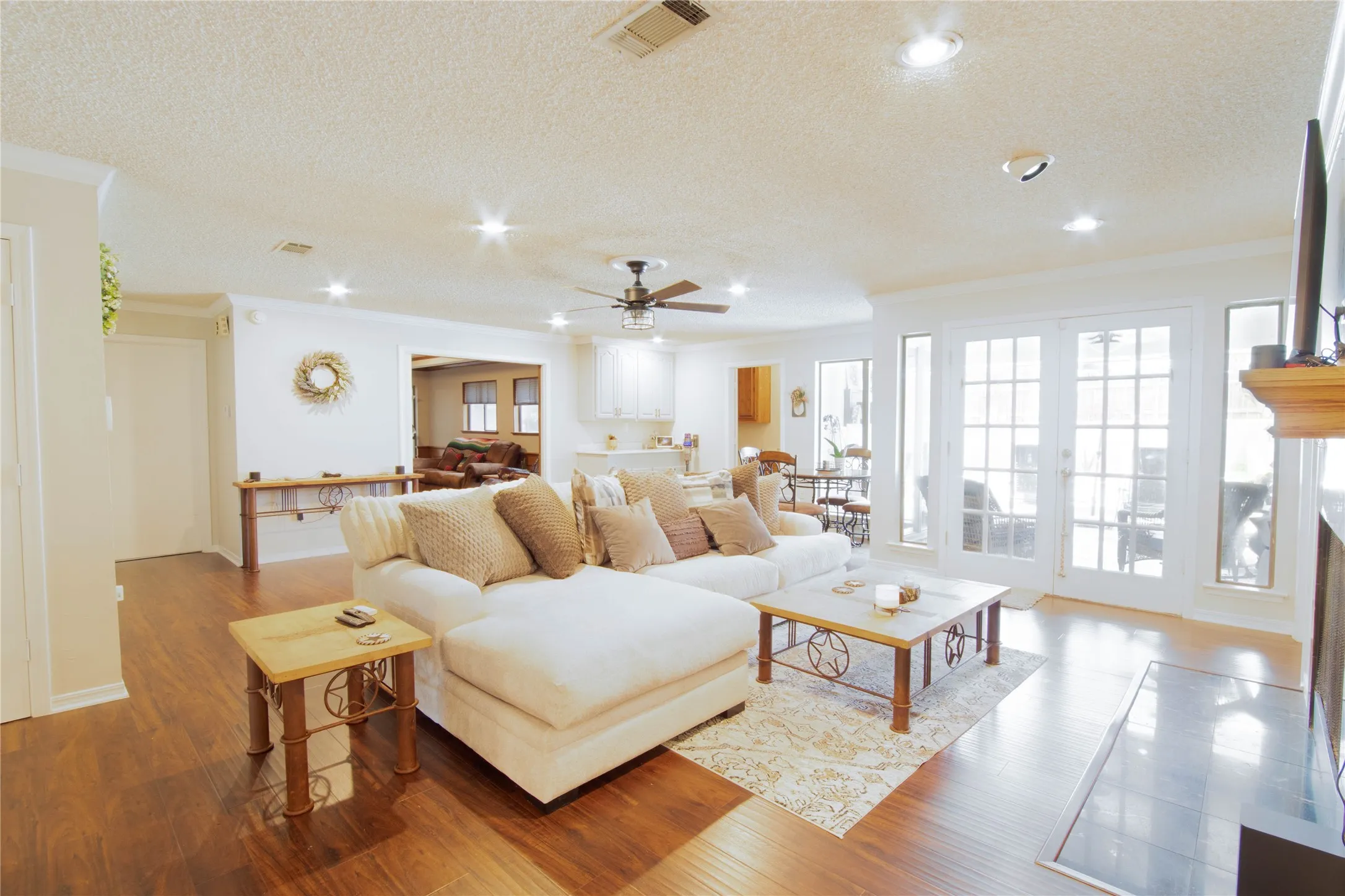 SPACIOUS LIVINGROOM