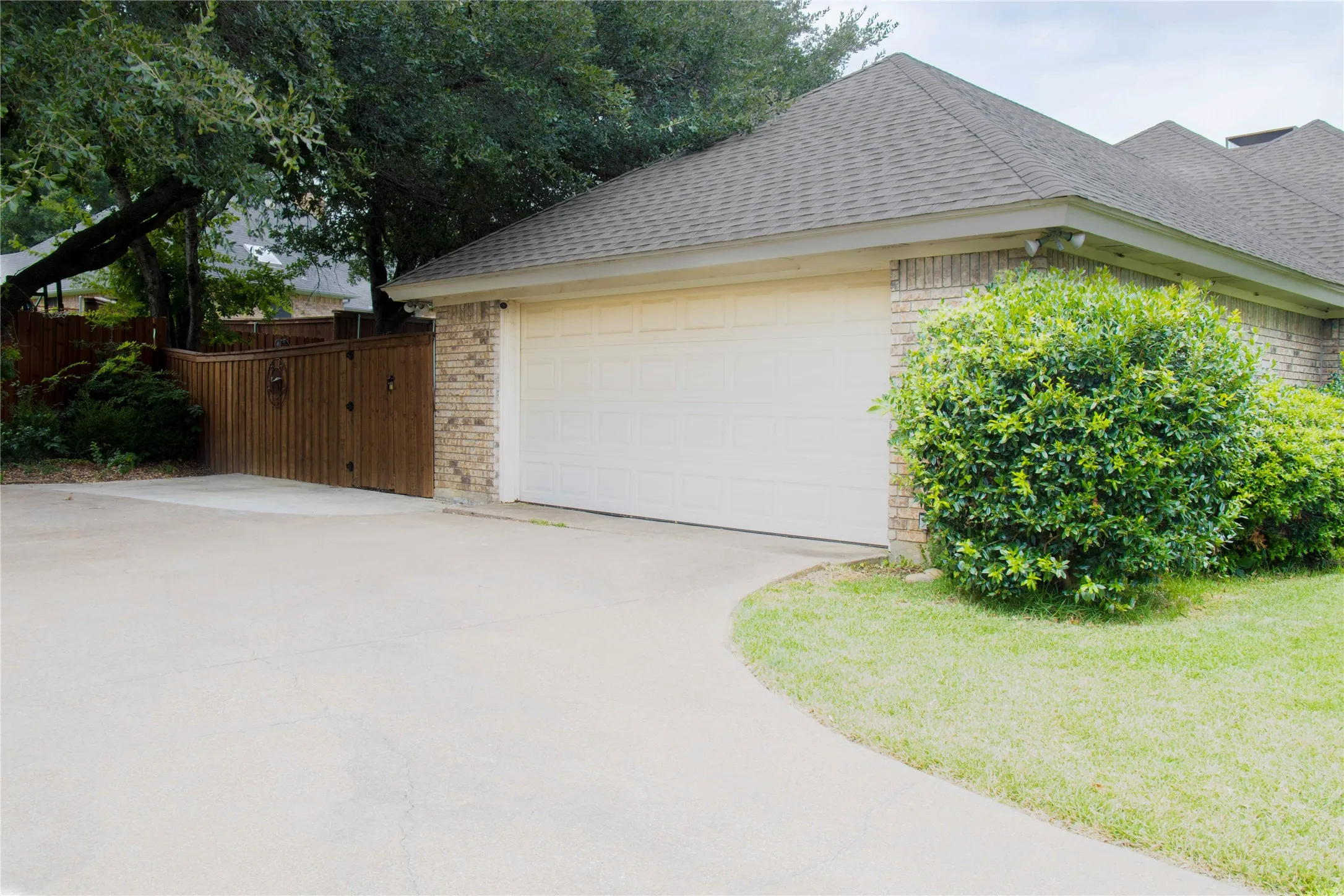SIDE GARAGE WITH EXTRA PARKING SPACE