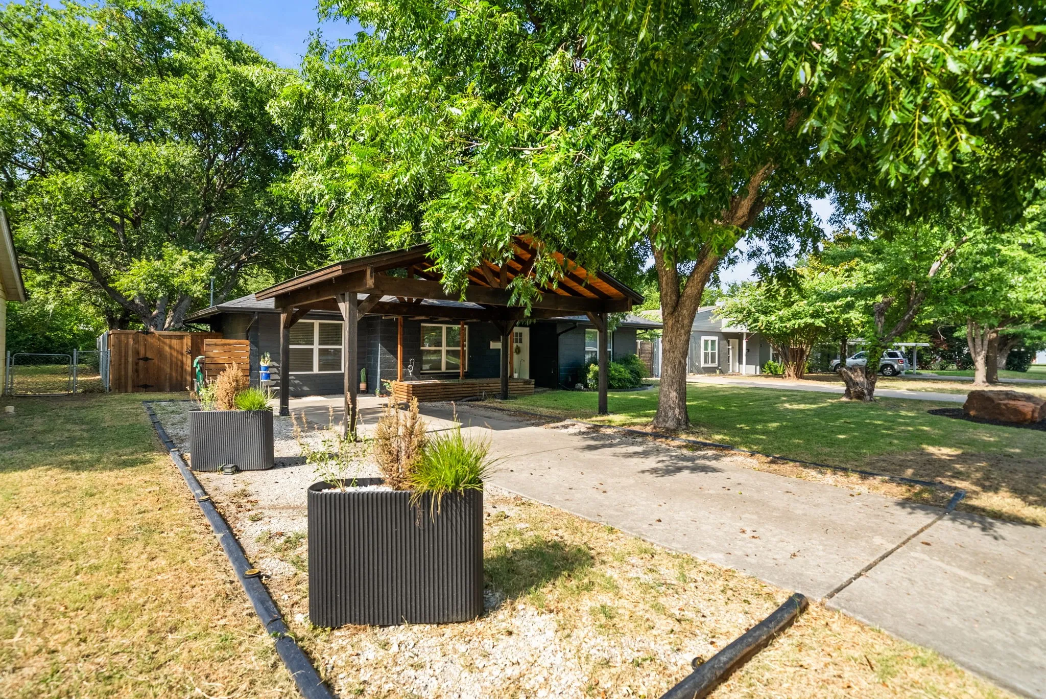 Single Family Residence For Sale in Denton County , 702 Crescent Street, Denton, Texas 76201, 3 Bedroom, 2 Bathroom, Garage spaces, 1,077 Sqft, built in 1949, mls#21324291, Real Estate Agent in Denton, Homes For Sale in Denton county, Homes For Sale in Denton, Realtor in Denton Texas, Real Estate Brokerage Independent Realty Texas, Luminita Cordes Realtor