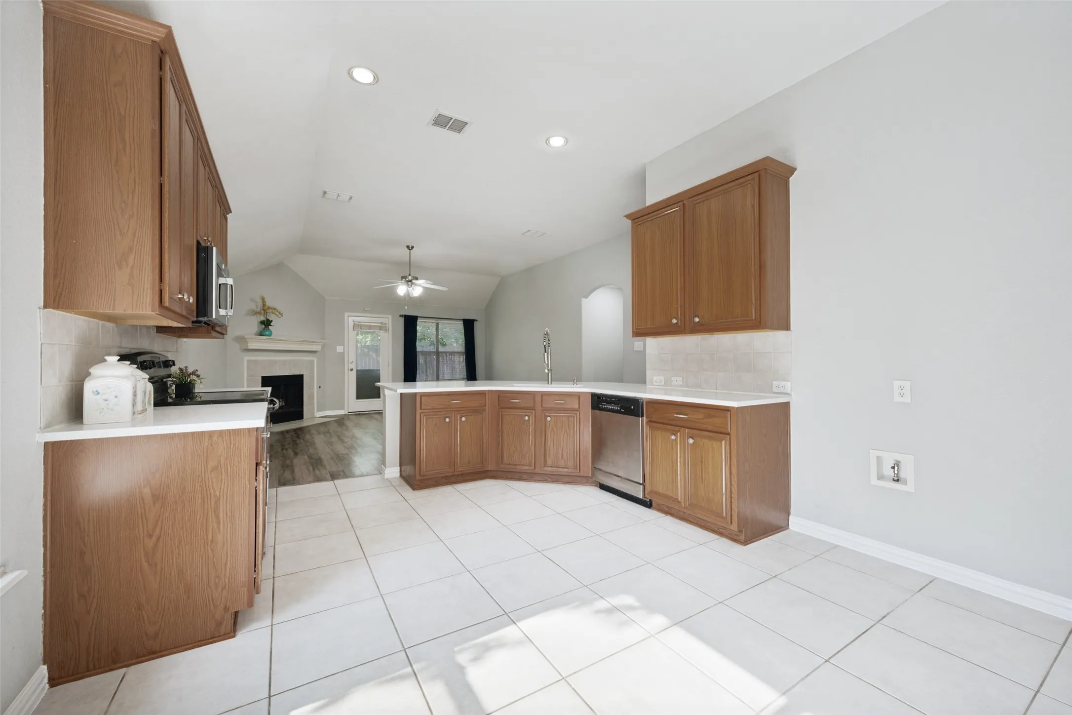 Single Family Residence For Sale in Dallas County , 1351 Clearwater Drive, Grand Prairie, Texas 75052, 4 Bedroom, 2 Bathroom, 2 Garage spaces, 2,131 Sqft, built in 2006, mls#21346481, Real Estate Agent in Grand Prairie, Homes For Sale in Dallas county, Homes For Sale in Grand Prairie, Realtor in Grand Prairie Texas, Real Estate Brokerage Independent Realty Texas, Luminita Cordes Realtor