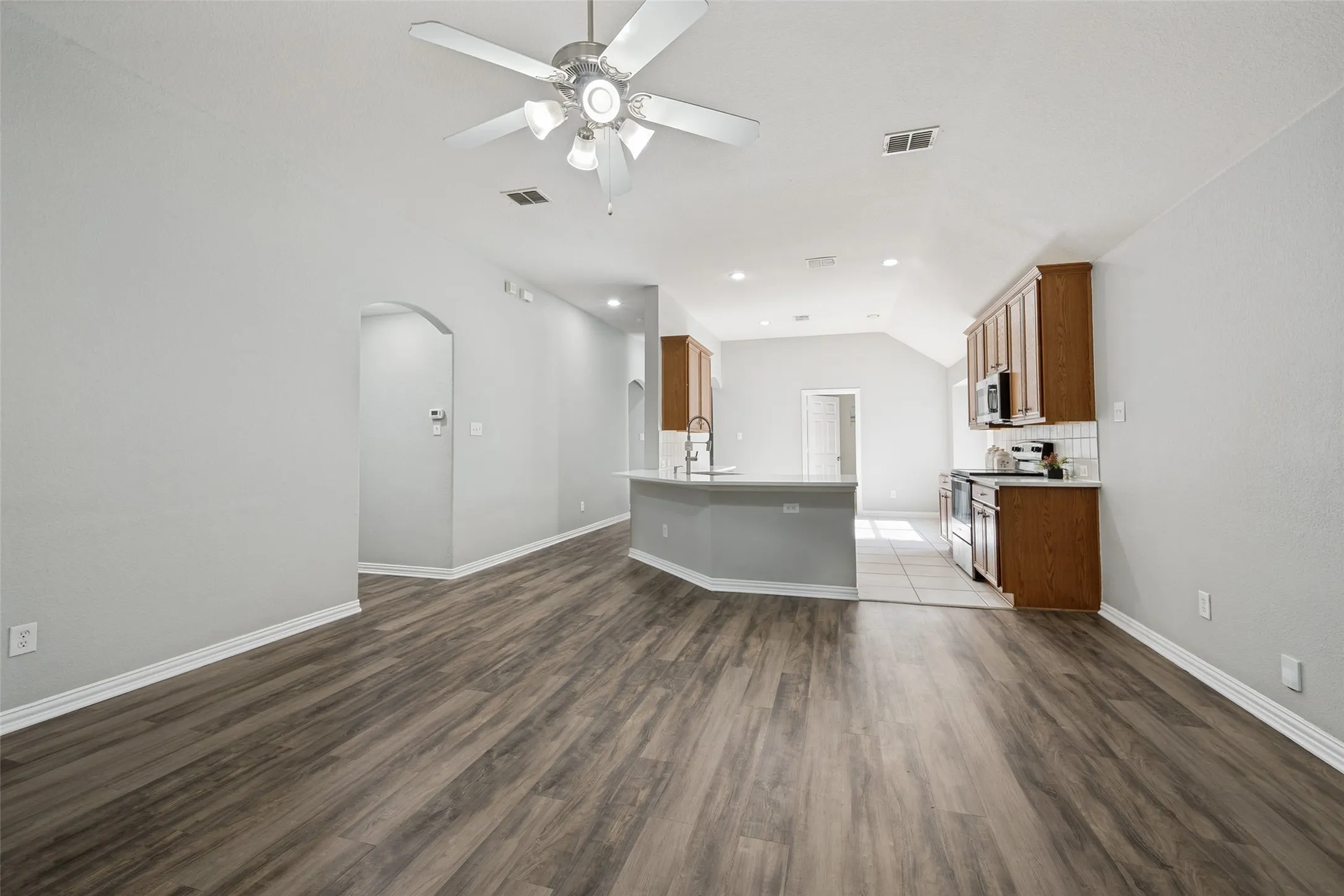 Single Family Residence For Sale in Dallas County , 1351 Clearwater Drive, Grand Prairie, Texas 75052, 4 Bedroom, 2 Bathroom, 2 Garage spaces, 2,131 Sqft, built in 2006, mls#21346481, Real Estate Agent in Grand Prairie, Homes For Sale in Dallas county, Homes For Sale in Grand Prairie, Realtor in Grand Prairie Texas, Real Estate Brokerage Independent Realty Texas, Luminita Cordes Realtor