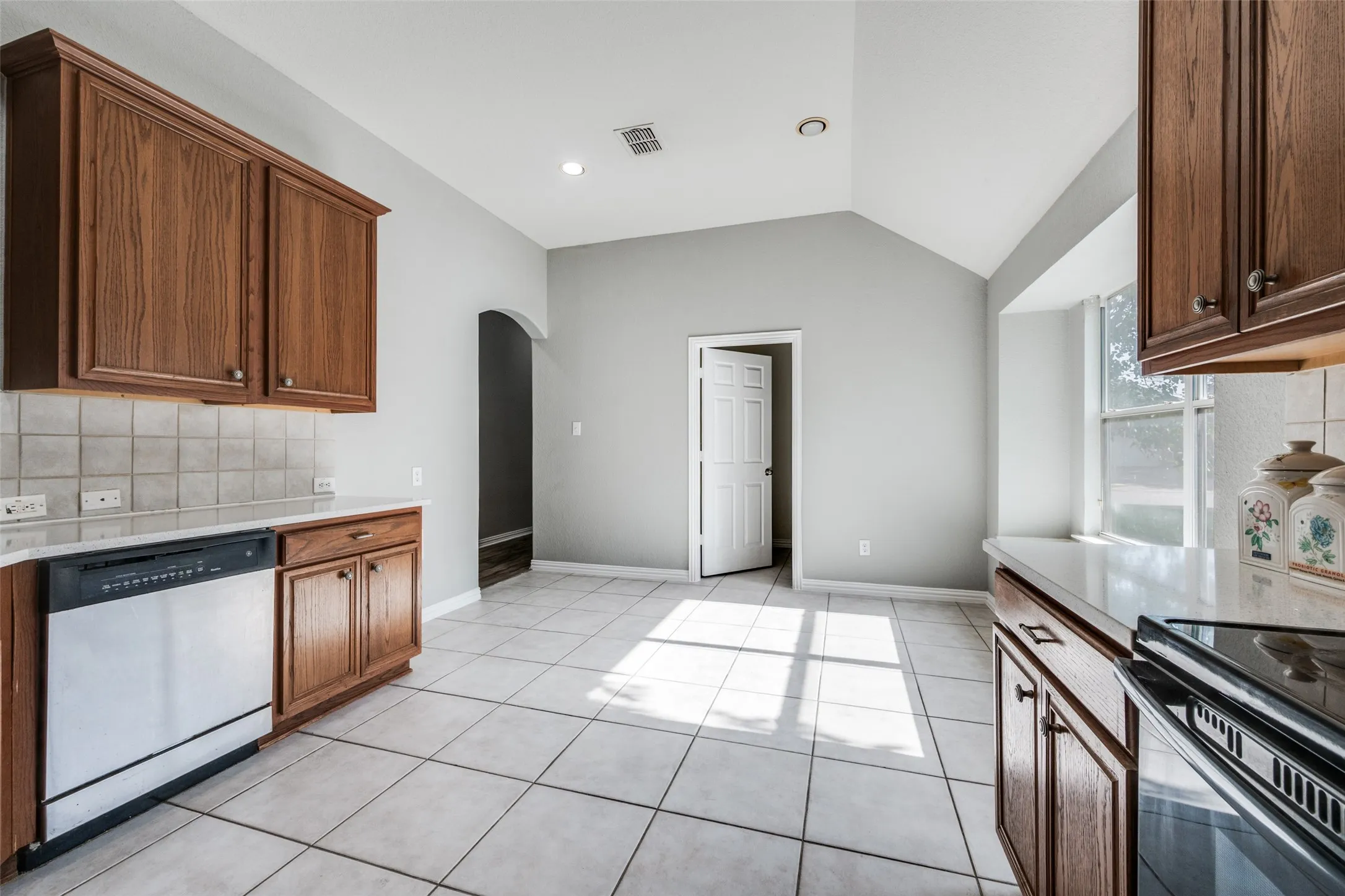 Single Family Residence For Sale in Dallas County , 1351 Clearwater Drive, Grand Prairie, Texas 75052, 4 Bedroom, 2 Bathroom, 2 Garage spaces, 2,131 Sqft, built in 2006, mls#21346481, Real Estate Agent in Grand Prairie, Homes For Sale in Dallas county, Homes For Sale in Grand Prairie, Realtor in Grand Prairie Texas, Real Estate Brokerage Independent Realty Texas, Luminita Cordes Realtor