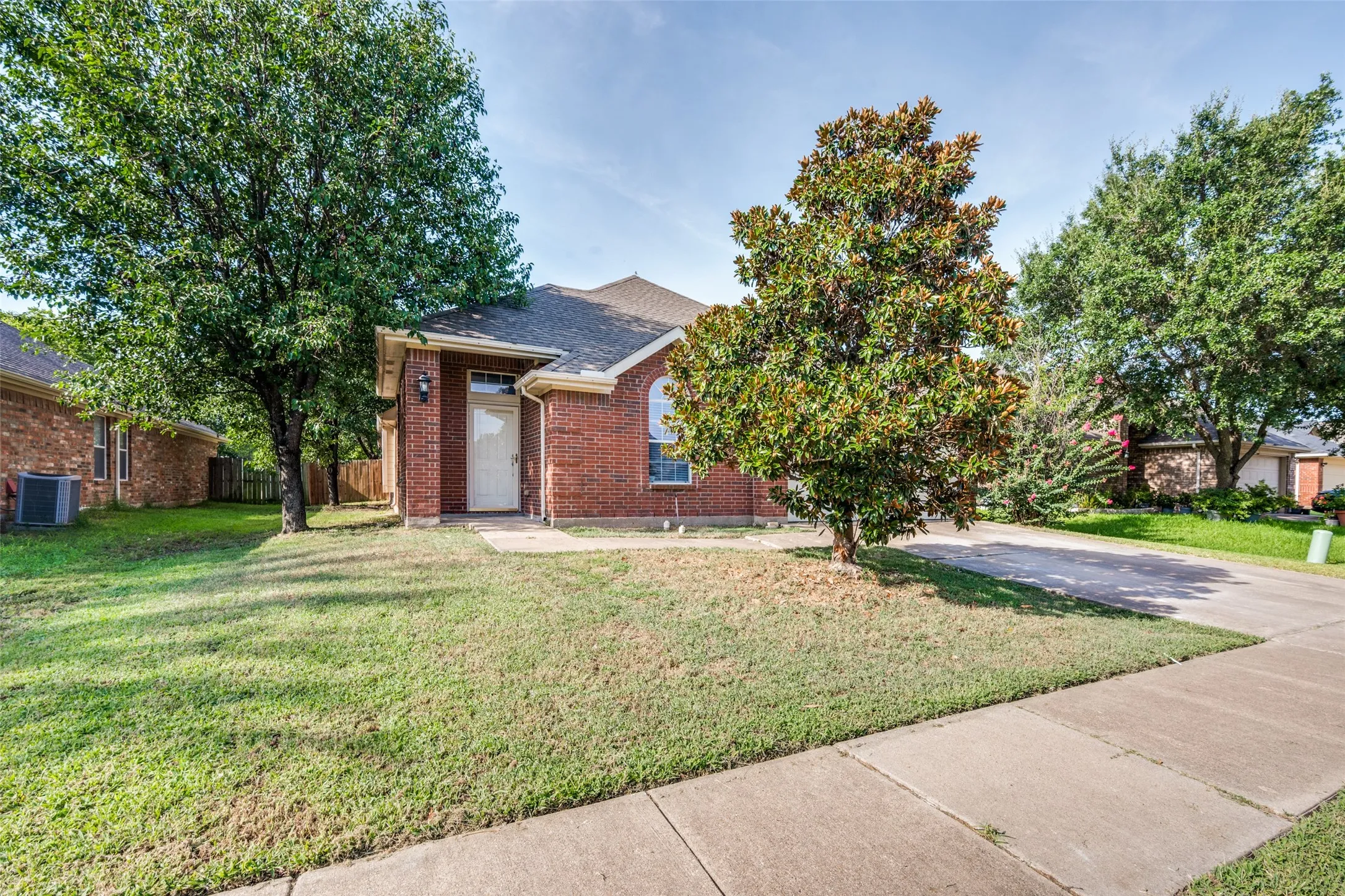 Single Family Residence For Sale in Dallas County , 1351 Clearwater Drive, Grand Prairie, Texas 75052, 4 Bedroom, 2 Bathroom, 2 Garage spaces, 2,131 Sqft, built in 2006, mls#21346481, Real Estate Agent in Grand Prairie, Homes For Sale in Dallas county, Homes For Sale in Grand Prairie, Realtor in Grand Prairie Texas, Real Estate Brokerage Independent Realty Texas, Luminita Cordes Realtor