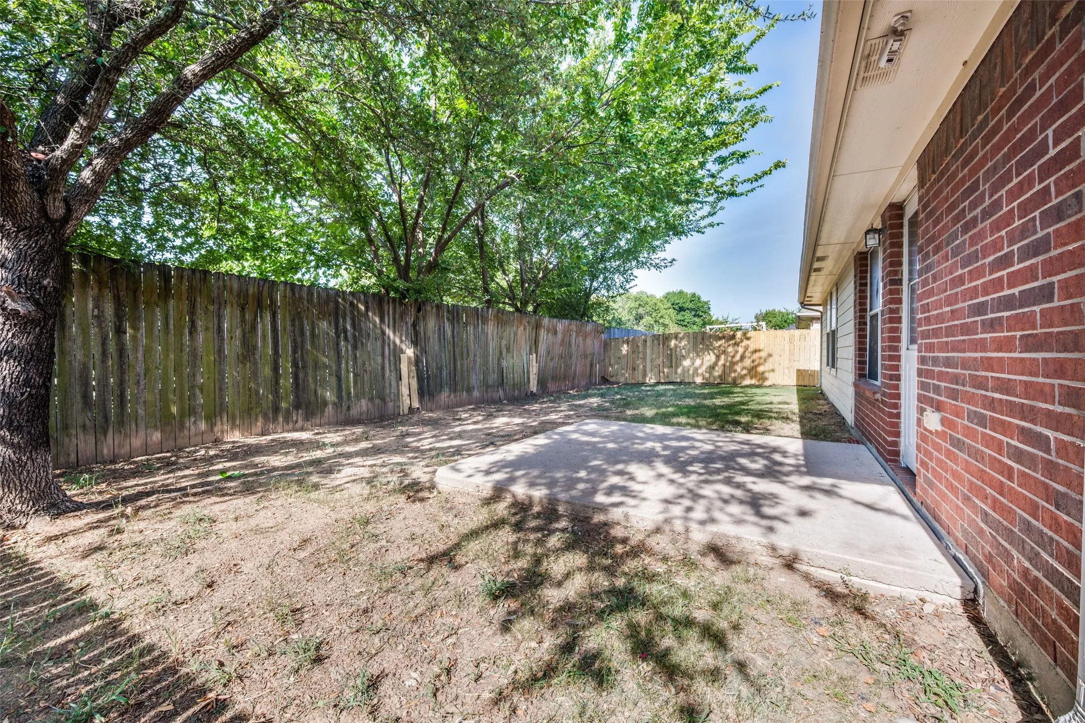 Single Family Residence For Sale in Dallas County , 1351 Clearwater Drive, Grand Prairie, Texas 75052, 4 Bedroom, 2 Bathroom, 2 Garage spaces, 2,131 Sqft, built in 2006, mls#21346481, Real Estate Agent in Grand Prairie, Homes For Sale in Dallas county, Homes For Sale in Grand Prairie, Realtor in Grand Prairie Texas, Real Estate Brokerage Independent Realty Texas, Luminita Cordes Realtor