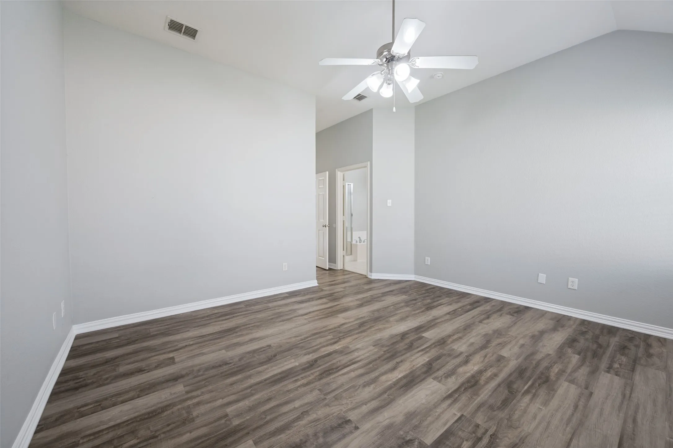 Single Family Residence For Sale in Dallas County , 1351 Clearwater Drive, Grand Prairie, Texas 75052, 4 Bedroom, 2 Bathroom, 2 Garage spaces, 2,131 Sqft, built in 2006, mls#21346481, Real Estate Agent in Grand Prairie, Homes For Sale in Dallas county, Homes For Sale in Grand Prairie, Realtor in Grand Prairie Texas, Real Estate Brokerage Independent Realty Texas, Luminita Cordes Realtor