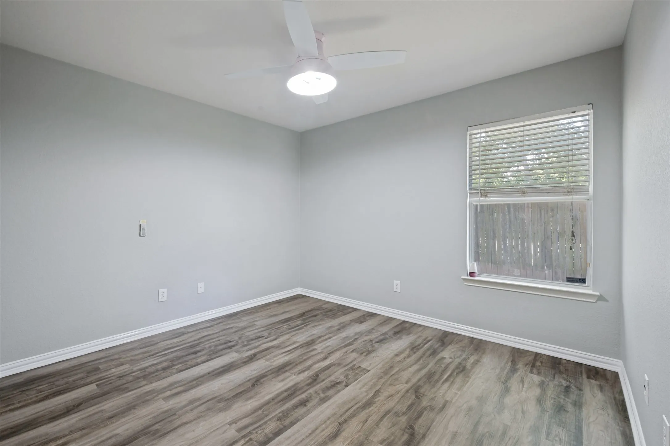 Single Family Residence For Sale in Dallas County , 1351 Clearwater Drive, Grand Prairie, Texas 75052, 4 Bedroom, 2 Bathroom, 2 Garage spaces, 2,131 Sqft, built in 2006, mls#21346481, Real Estate Agent in Grand Prairie, Homes For Sale in Dallas county, Homes For Sale in Grand Prairie, Realtor in Grand Prairie Texas, Real Estate Brokerage Independent Realty Texas, Luminita Cordes Realtor