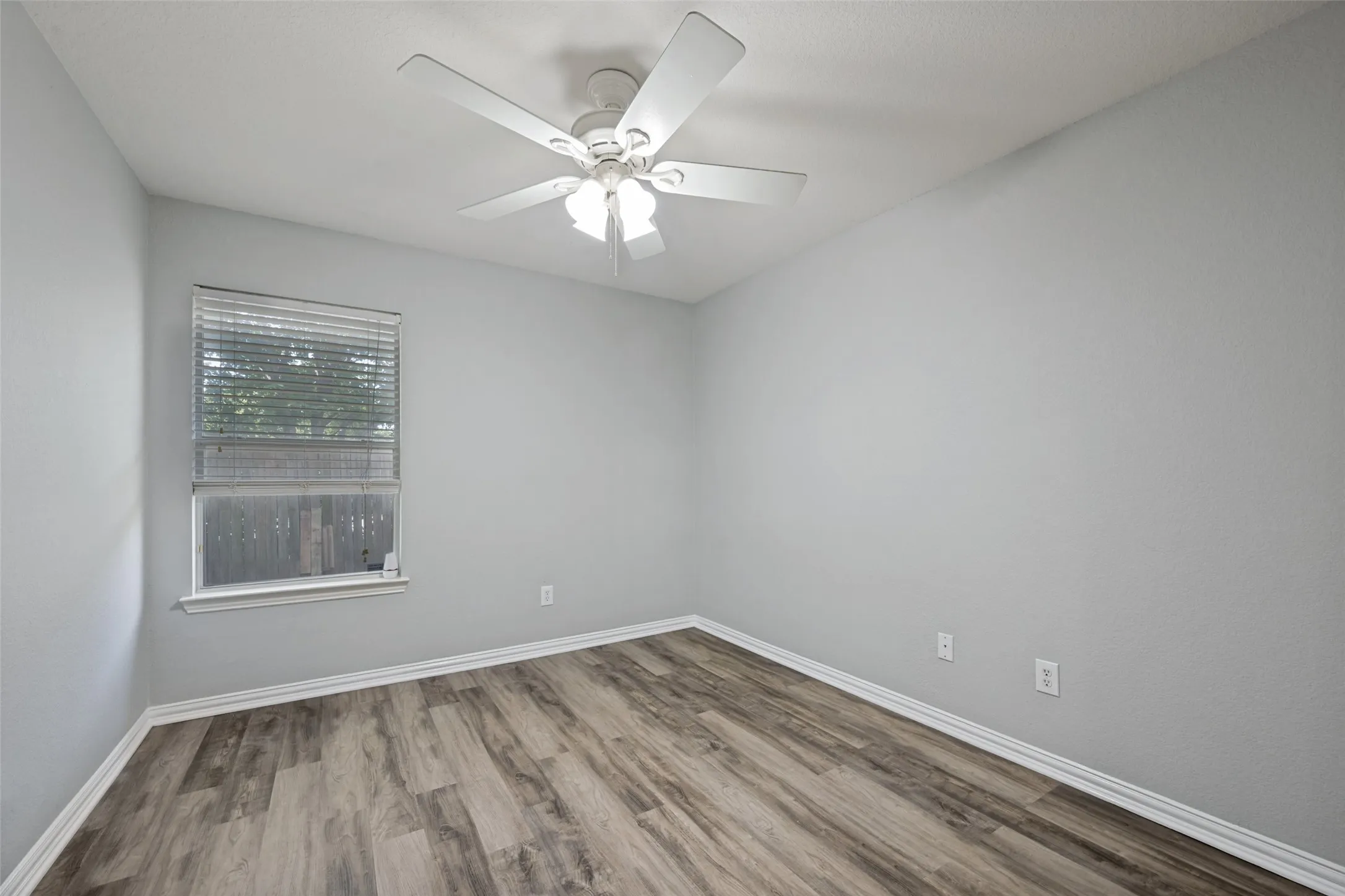 Single Family Residence For Sale in Dallas County , 1351 Clearwater Drive, Grand Prairie, Texas 75052, 4 Bedroom, 2 Bathroom, 2 Garage spaces, 2,131 Sqft, built in 2006, mls#21346481, Real Estate Agent in Grand Prairie, Homes For Sale in Dallas county, Homes For Sale in Grand Prairie, Realtor in Grand Prairie Texas, Real Estate Brokerage Independent Realty Texas, Luminita Cordes Realtor