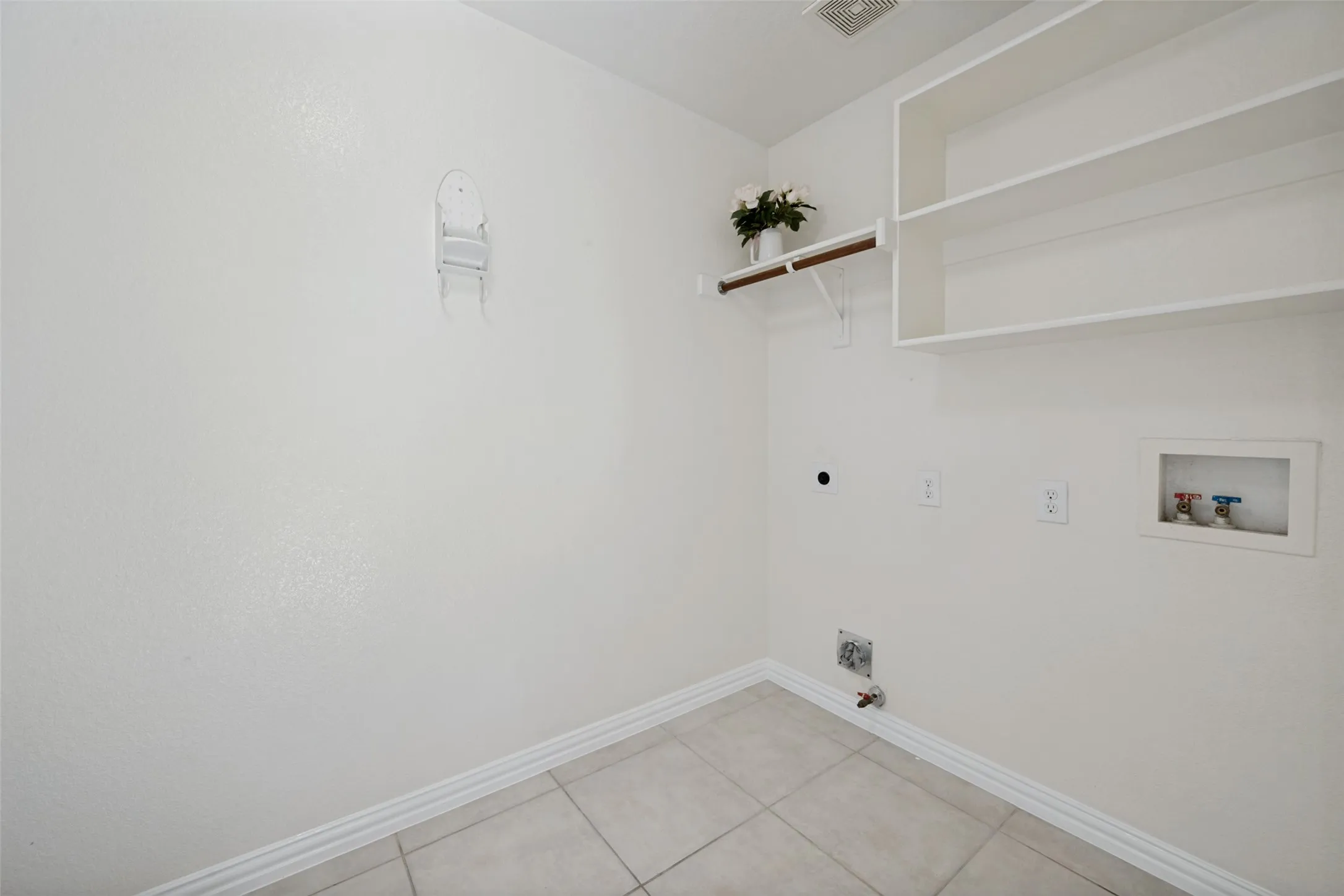 Single Family Residence For Sale in Dallas County , 1351 Clearwater Drive, Grand Prairie, Texas 75052, 4 Bedroom, 2 Bathroom, 2 Garage spaces, 2,131 Sqft, built in 2006, mls#21346481, Real Estate Agent in Grand Prairie, Homes For Sale in Dallas county, Homes For Sale in Grand Prairie, Realtor in Grand Prairie Texas, Real Estate Brokerage Independent Realty Texas, Luminita Cordes Realtor