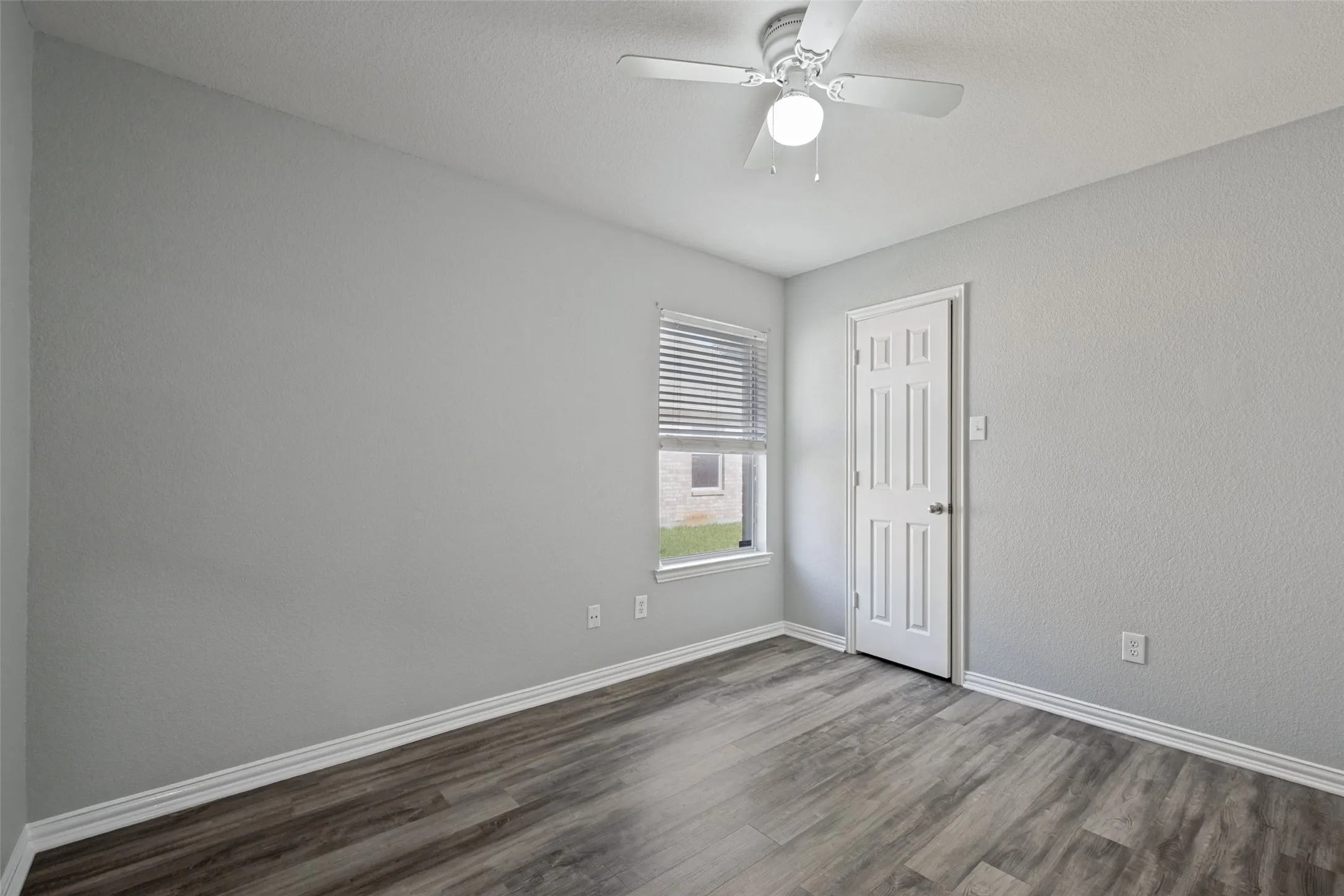 Single Family Residence For Sale in Dallas County , 1351 Clearwater Drive, Grand Prairie, Texas 75052, 4 Bedroom, 2 Bathroom, 2 Garage spaces, 2,131 Sqft, built in 2006, mls#21346481, Real Estate Agent in Grand Prairie, Homes For Sale in Dallas county, Homes For Sale in Grand Prairie, Realtor in Grand Prairie Texas, Real Estate Brokerage Independent Realty Texas, Luminita Cordes Realtor