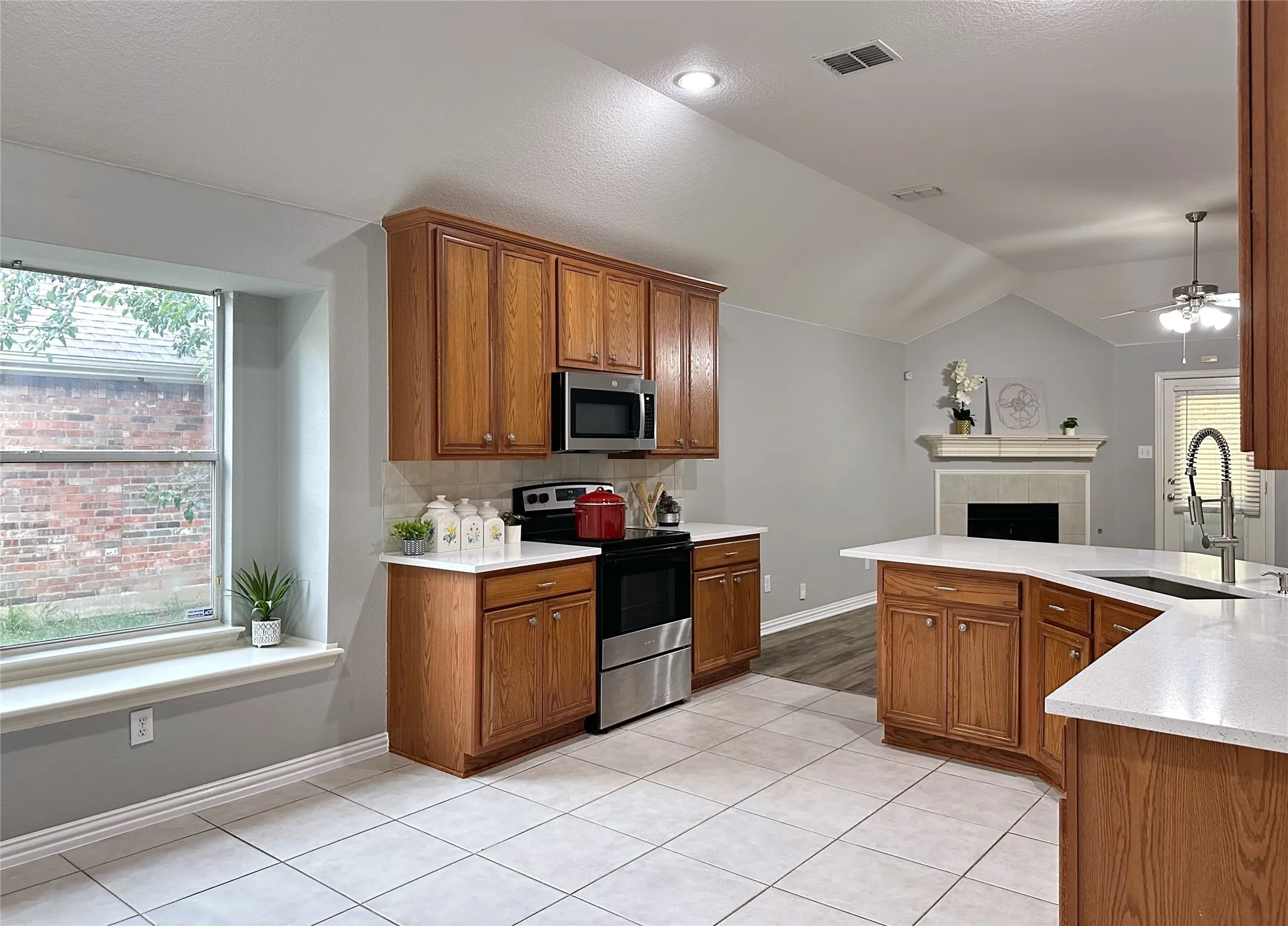 Single Family Residence For Sale in Dallas County , 1351 Clearwater Drive, Grand Prairie, Texas 75052, 4 Bedroom, 2 Bathroom, 2 Garage spaces, 2,131 Sqft, built in 2006, mls#21346481, Real Estate Agent in Grand Prairie, Homes For Sale in Dallas county, Homes For Sale in Grand Prairie, Realtor in Grand Prairie Texas, Real Estate Brokerage Independent Realty Texas, Luminita Cordes Realtor