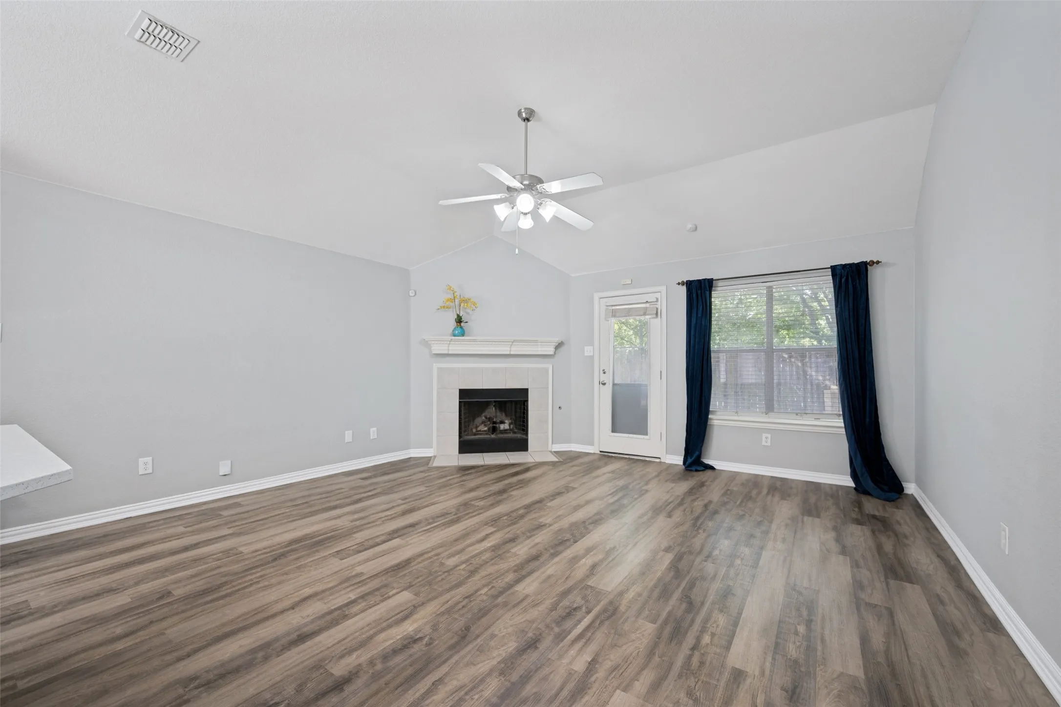 Single Family Residence For Sale in Dallas County , 1351 Clearwater Drive, Grand Prairie, Texas 75052, 4 Bedroom, 2 Bathroom, 2 Garage spaces, 2,131 Sqft, built in 2006, mls#21346481, Real Estate Agent in Grand Prairie, Homes For Sale in Dallas county, Homes For Sale in Grand Prairie, Realtor in Grand Prairie Texas, Real Estate Brokerage Independent Realty Texas, Luminita Cordes Realtor