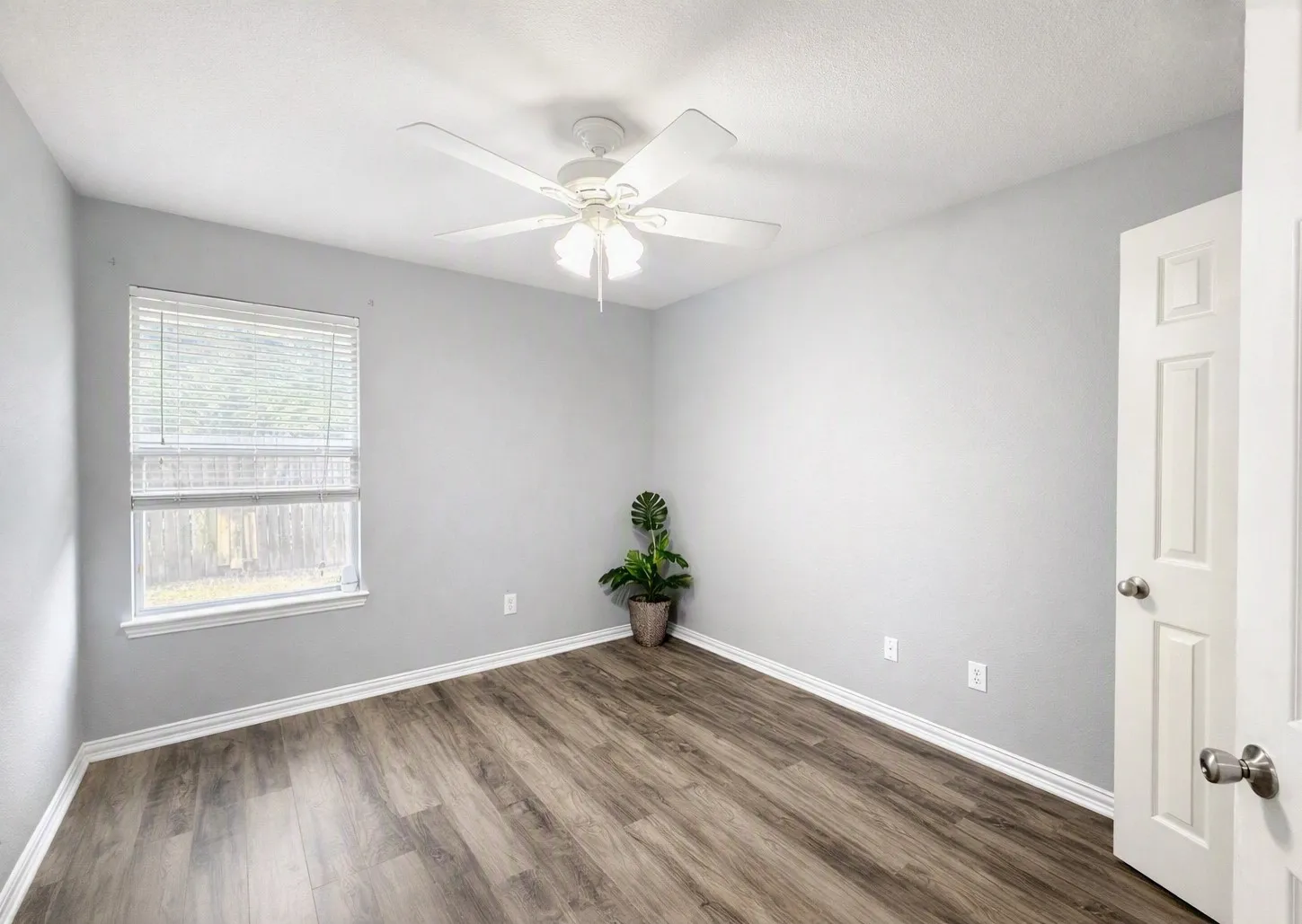 Single Family Residence For Sale in Dallas County , 1351 Clearwater Drive, Grand Prairie, Texas 75052, 4 Bedroom, 2 Bathroom, 2 Garage spaces, 2,131 Sqft, built in 2006, mls#21346481, Real Estate Agent in Grand Prairie, Homes For Sale in Dallas county, Homes For Sale in Grand Prairie, Realtor in Grand Prairie Texas, Real Estate Brokerage Independent Realty Texas, Luminita Cordes Realtor