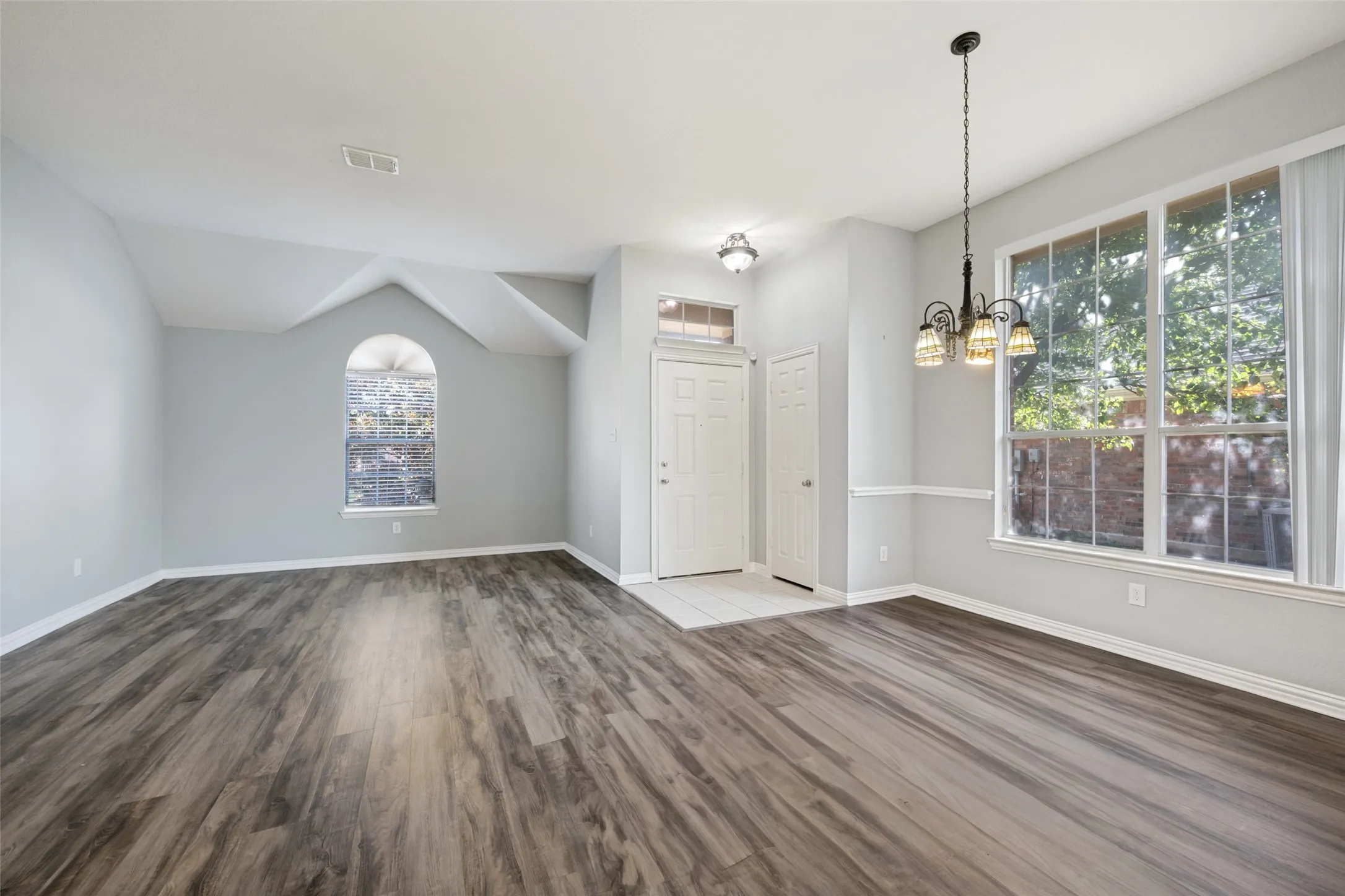 Single Family Residence For Sale in Dallas County , 1351 Clearwater Drive, Grand Prairie, Texas 75052, 4 Bedroom, 2 Bathroom, 2 Garage spaces, 2,131 Sqft, built in 2006, mls#21346481, Real Estate Agent in Grand Prairie, Homes For Sale in Dallas county, Homes For Sale in Grand Prairie, Realtor in Grand Prairie Texas, Real Estate Brokerage Independent Realty Texas, Luminita Cordes Realtor