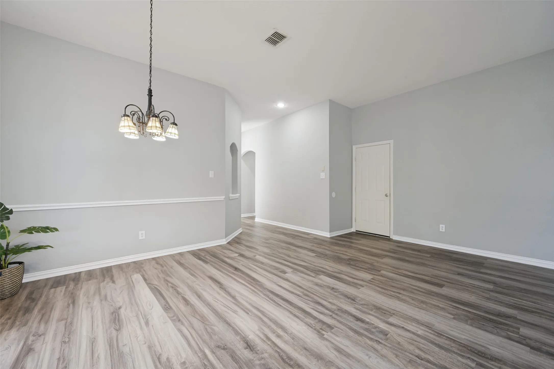 Single Family Residence For Sale in Dallas County , 1351 Clearwater Drive, Grand Prairie, Texas 75052, 4 Bedroom, 2 Bathroom, 2 Garage spaces, 2,131 Sqft, built in 2006, mls#21346481, Real Estate Agent in Grand Prairie, Homes For Sale in Dallas county, Homes For Sale in Grand Prairie, Realtor in Grand Prairie Texas, Real Estate Brokerage Independent Realty Texas, Luminita Cordes Realtor
