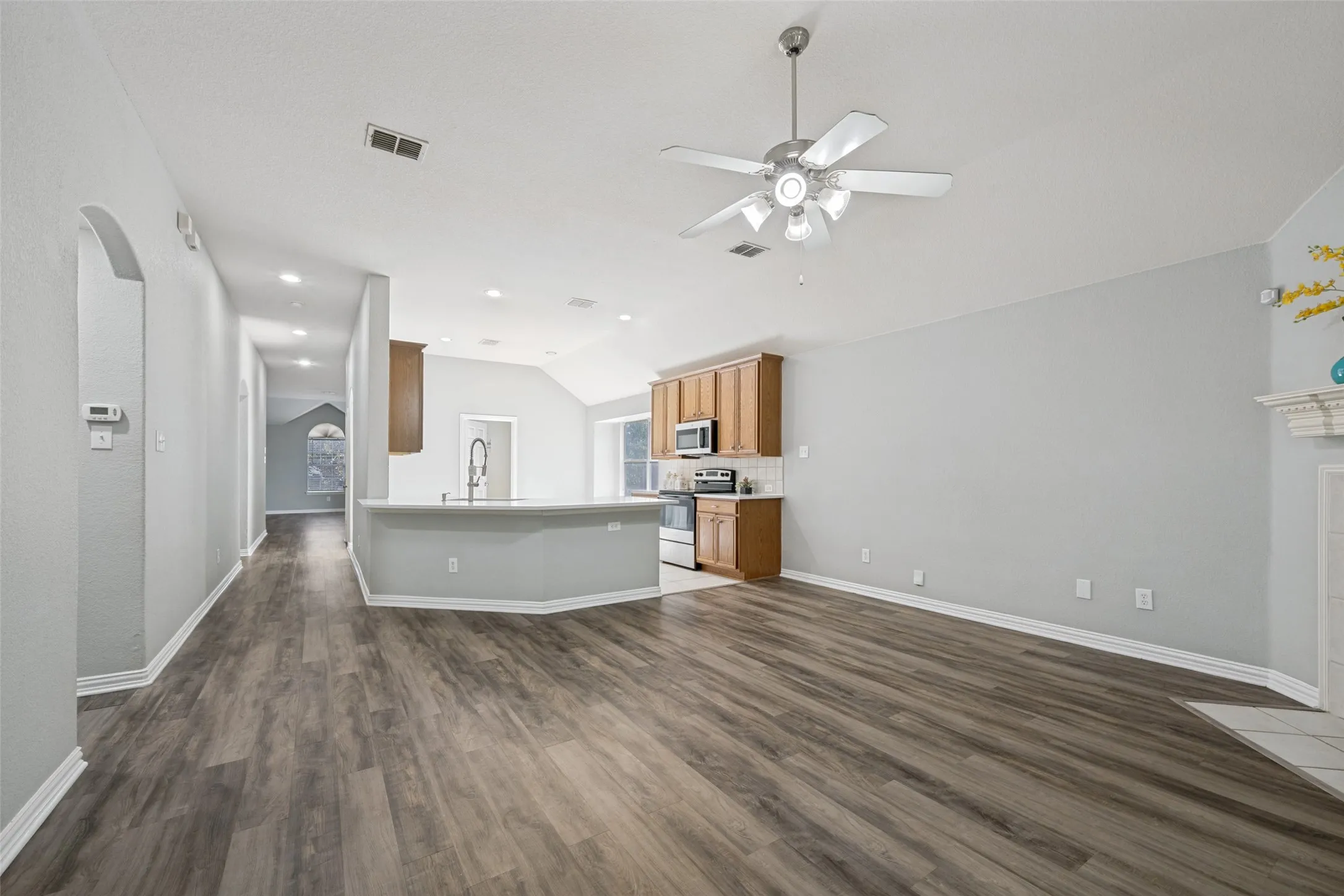 Single Family Residence For Sale in Dallas County , 1351 Clearwater Drive, Grand Prairie, Texas 75052, 4 Bedroom, 2 Bathroom, 2 Garage spaces, 2,131 Sqft, built in 2006, mls#21346481, Real Estate Agent in Grand Prairie, Homes For Sale in Dallas county, Homes For Sale in Grand Prairie, Realtor in Grand Prairie Texas, Real Estate Brokerage Independent Realty Texas, Luminita Cordes Realtor