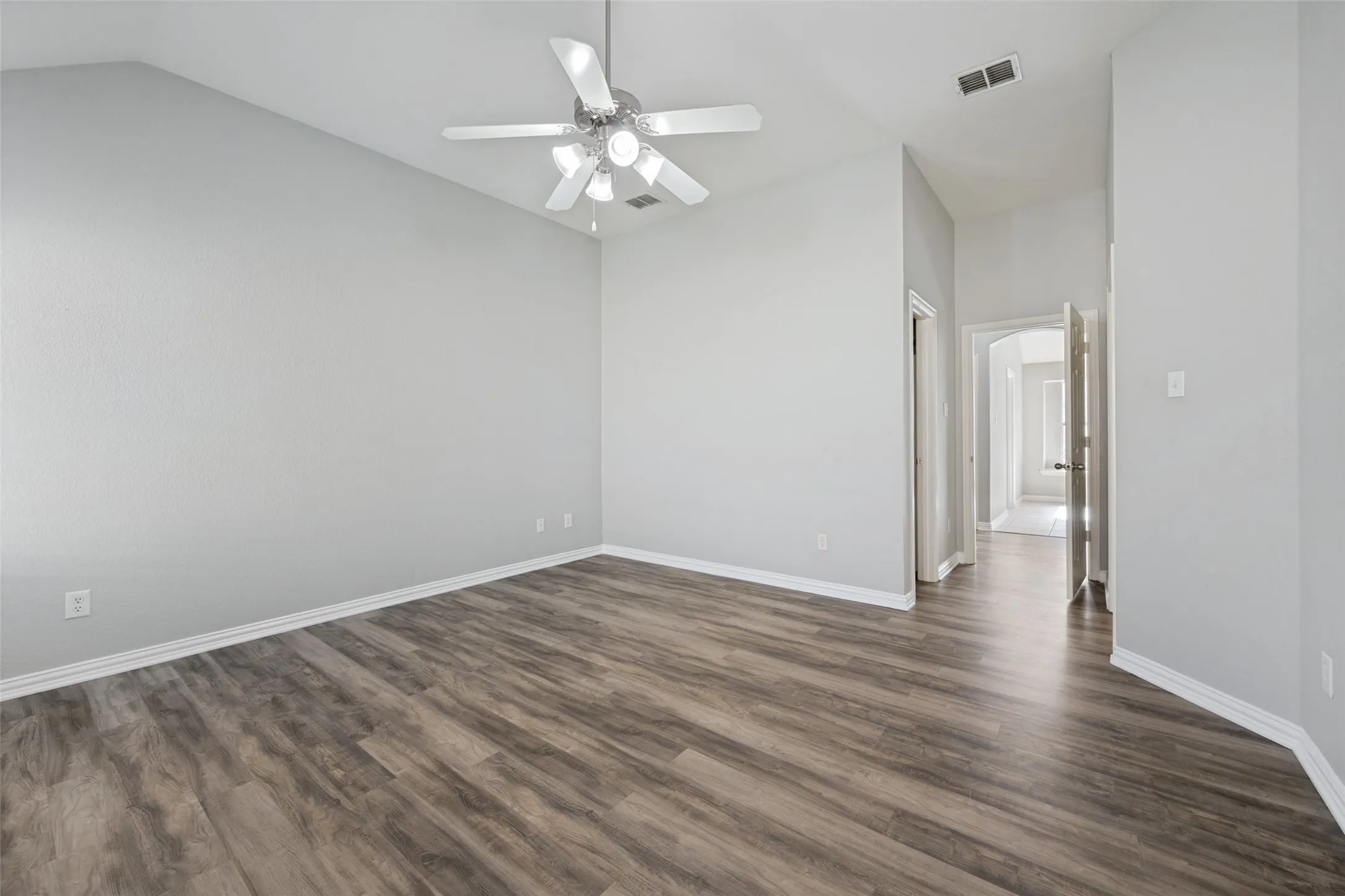 Single Family Residence For Sale in Dallas County , 1351 Clearwater Drive, Grand Prairie, Texas 75052, 4 Bedroom, 2 Bathroom, 2 Garage spaces, 2,131 Sqft, built in 2006, mls#21346481, Real Estate Agent in Grand Prairie, Homes For Sale in Dallas county, Homes For Sale in Grand Prairie, Realtor in Grand Prairie Texas, Real Estate Brokerage Independent Realty Texas, Luminita Cordes Realtor
