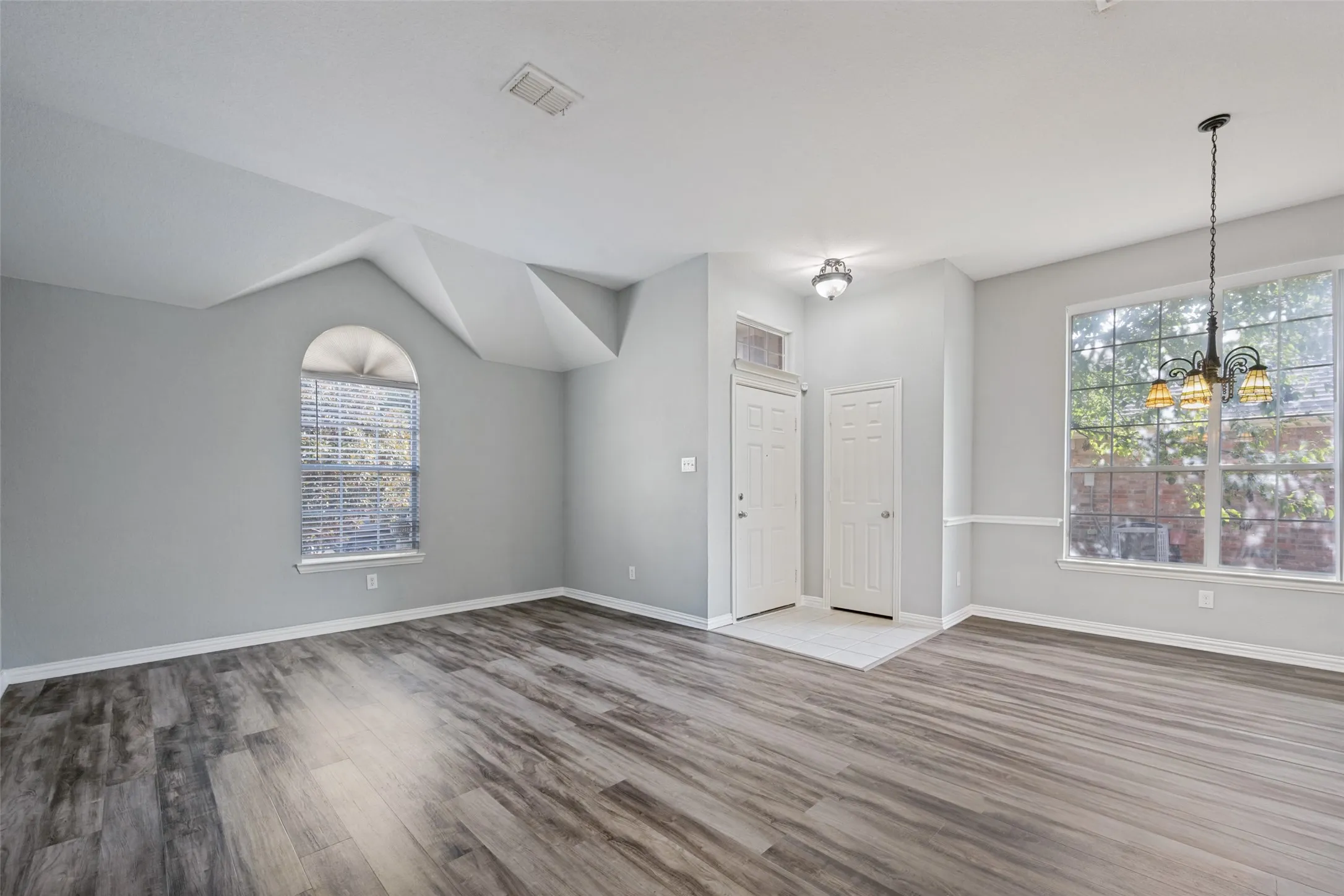 Single Family Residence For Sale in Dallas County , 1351 Clearwater Drive, Grand Prairie, Texas 75052, 4 Bedroom, 2 Bathroom, 2 Garage spaces, 2,131 Sqft, built in 2006, mls#21346481, Real Estate Agent in Grand Prairie, Homes For Sale in Dallas county, Homes For Sale in Grand Prairie, Realtor in Grand Prairie Texas, Real Estate Brokerage Independent Realty Texas, Luminita Cordes Realtor
