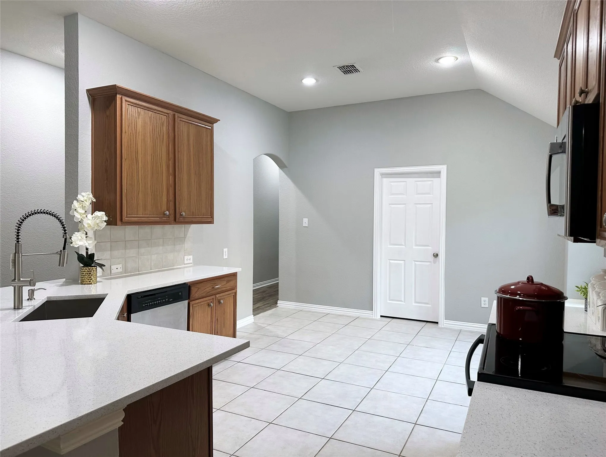 Single Family Residence For Sale in Dallas County , 1351 Clearwater Drive, Grand Prairie, Texas 75052, 4 Bedroom, 2 Bathroom, 2 Garage spaces, 2,131 Sqft, built in 2006, mls#21346481, Real Estate Agent in Grand Prairie, Homes For Sale in Dallas county, Homes For Sale in Grand Prairie, Realtor in Grand Prairie Texas, Real Estate Brokerage Independent Realty Texas, Luminita Cordes Realtor