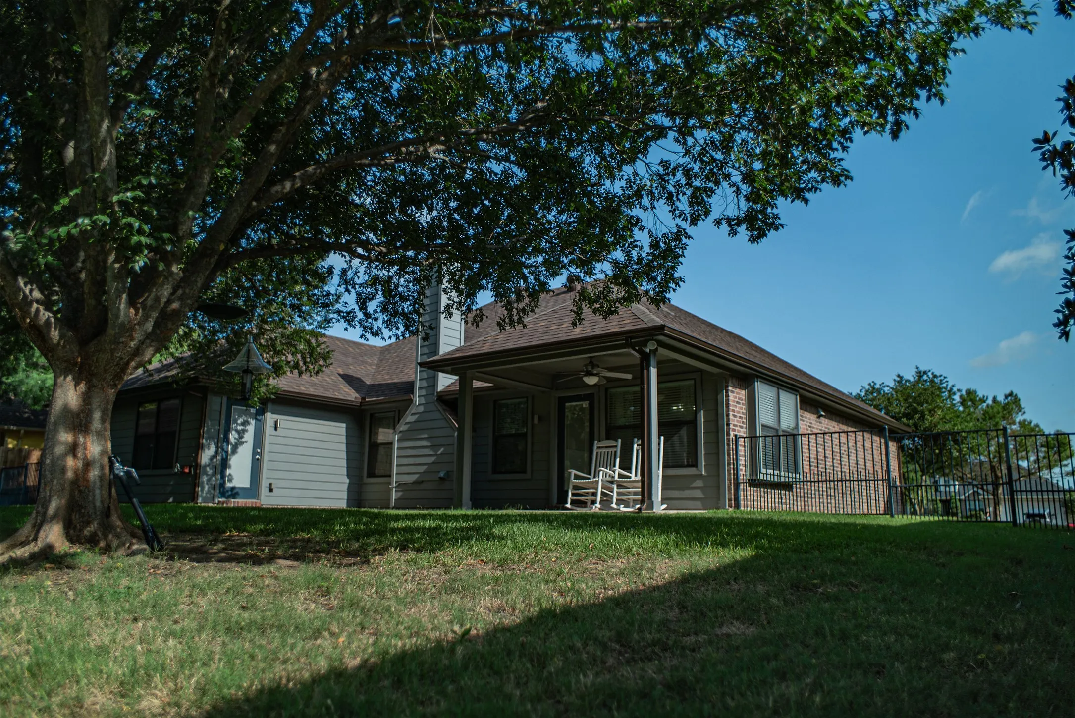 Single Family Residence For Sale in Johnson County , 2521 Glenn Ranch Drive, Burleson, Texas 76028, 3 Bedroom, 2 Bathroom, 2 Garage spaces, 2,045 Sqft, built in 2004, mls#21346489, Real Estate Agent in Burleson, Homes For Sale in Johnson county, Homes For Sale in Burleson, Realtor in Burleson Texas, Real Estate Brokerage Independent Realty Texas, Luminita Cordes Realtor