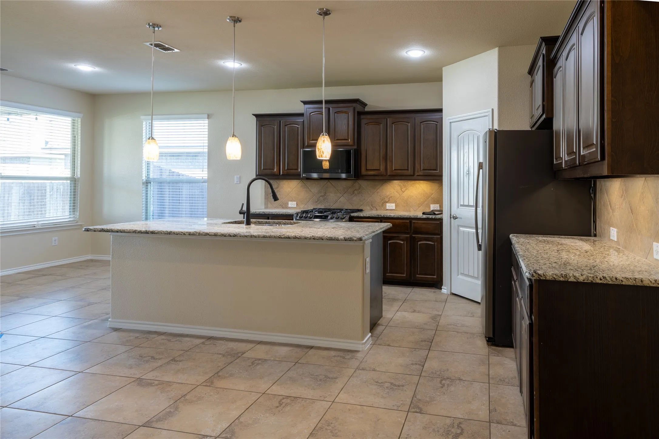 Single Family Residence For Rent in Denton County , 2813 Saddle Creek Drive, Fort Worth, Texas 76177, 5 Bedroom, 4 Bathroom, 2 Garage spaces, 2,850 Sqft, built in 2016, mls#21346479, Real Estate Agent in Fort Worth, Homes For Rent in Denton county, Homes For Rent in Fort Worth, Realtor in Fort Worth Texas, Real Estate Brokerage Independent Realty Texas, Luminita Cordes Realtor