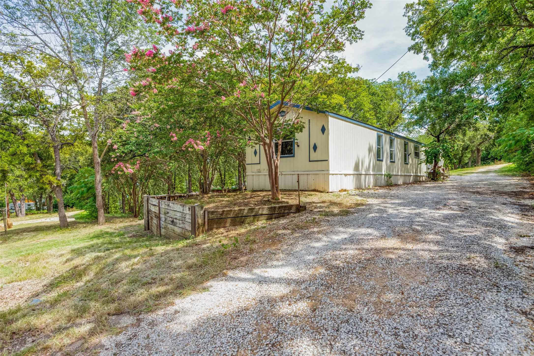 Mobile Home For Sale in Grayson County , 28 Wembley Road, Gordonville, Texas 76245, 3 Bedrooms, 2 Bathrooms, Garage spaces, 1,216 Sqft, built in 2001, Price $125,000, mls#21344564, Real Estate Agent in Gordonville, Homes For Sale in Grayson county, Homes For Sale in Gordonville, Realtor in Gordonville Texas, Real Estate Brokerage Independent Realty Texas, Luminita Cordes Realtor