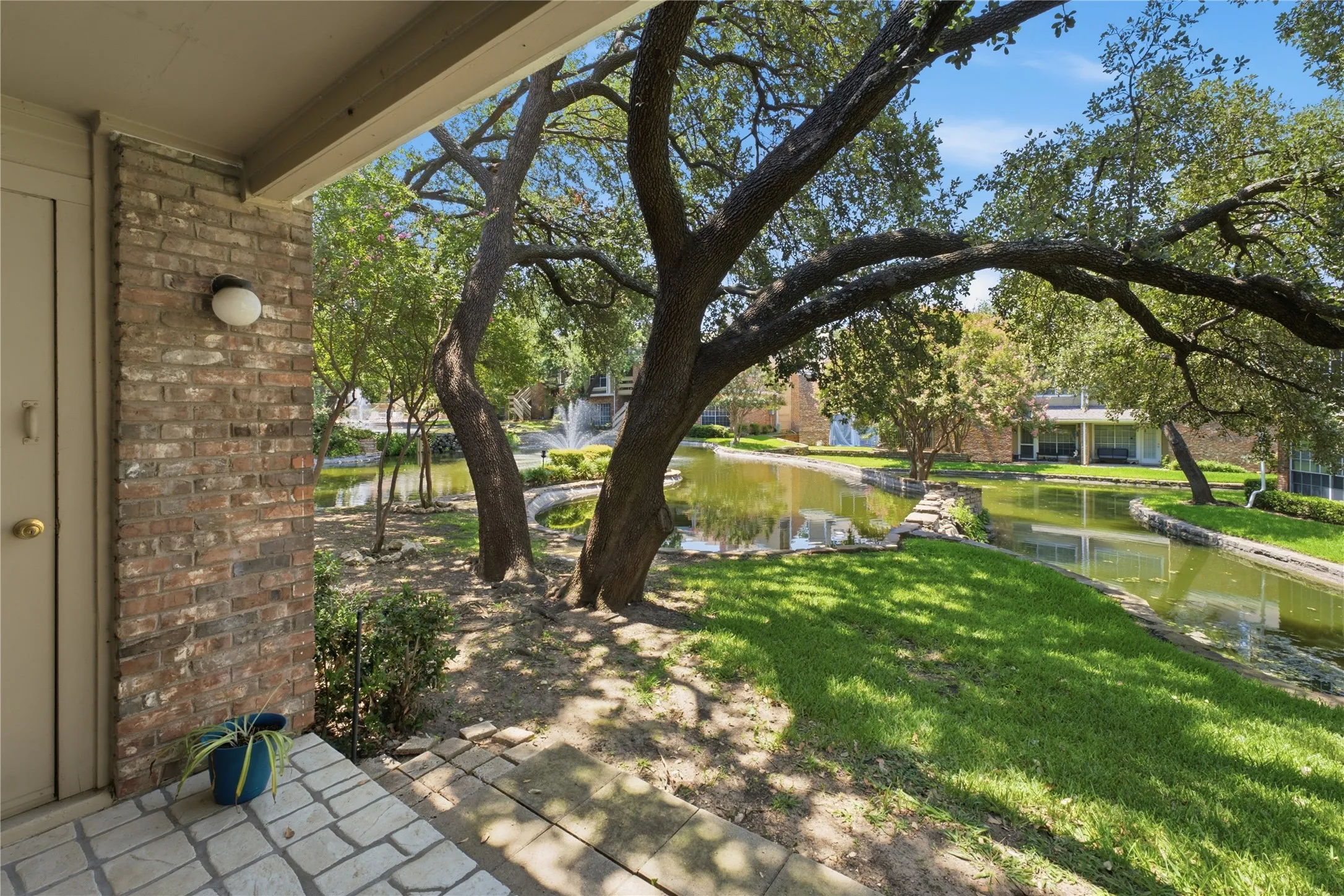Condominium For Sale in Dallas County , 3550 Country Square Drive 505, Carrollton, Texas 75006, 2 Bedroom, 3 Bathroom, Garage spaces, 1,252 Sqft, built in 1982, mls#21344536, Real Estate Agent in Carrollton, Homes For Sale in Dallas county, Homes For Sale in Carrollton, Realtor in Carrollton Texas, Real Estate Brokerage Independent Realty Texas, Luminita Cordes Realtor