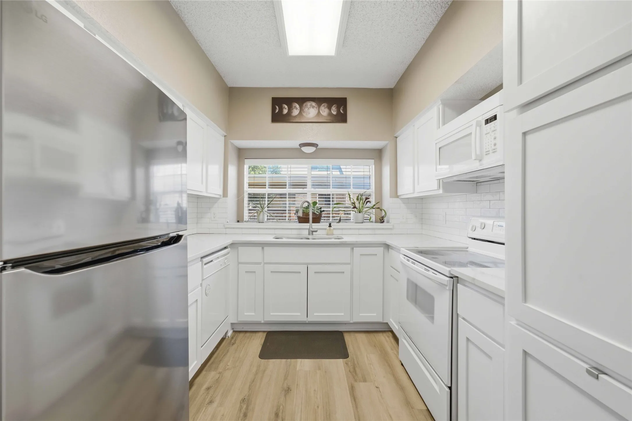 Condominium For Sale in Dallas County , 3550 Country Square Drive 505, Carrollton, Texas 75006, 2 Bedroom, 3 Bathroom, Garage spaces, 1,252 Sqft, built in 1982, mls#21344536, Real Estate Agent in Carrollton, Homes For Sale in Dallas county, Homes For Sale in Carrollton, Realtor in Carrollton Texas, Real Estate Brokerage Independent Realty Texas, Luminita Cordes Realtor