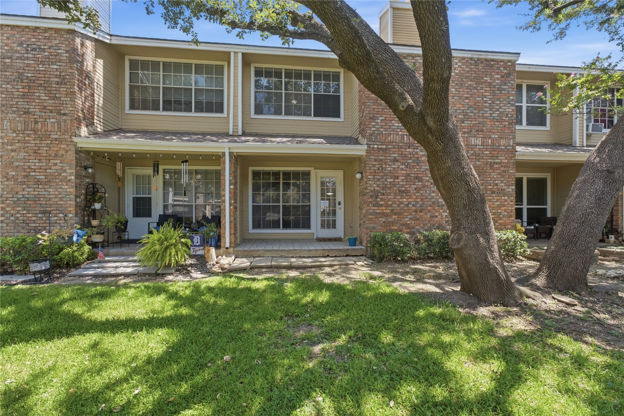 Condominium For Sale in Dallas County , 3550 Country Square Drive 505, Carrollton, Texas 75006, 2 Bedroom, 3 Bathroom, Garage spaces, 1,252 Sqft, built in 1982, mls#21344536, Real Estate Agent in Carrollton, Homes For Sale in Dallas county, Homes For Sale in Carrollton, Realtor in Carrollton Texas, Real Estate Brokerage Independent Realty Texas, Luminita Cordes Realtor