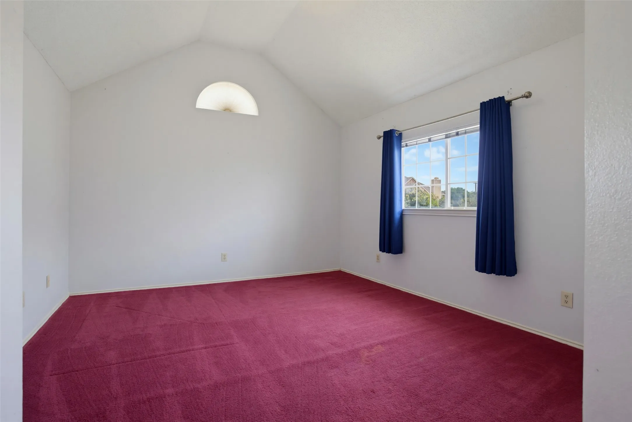 Another good sized bedroom.