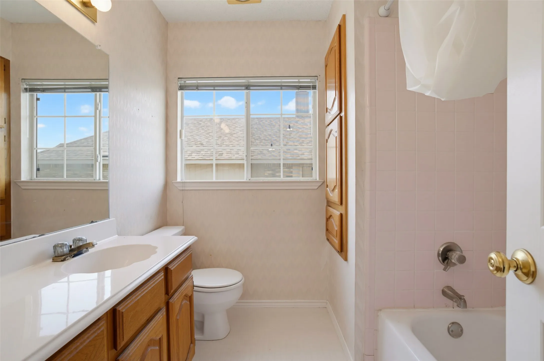 Full bath between two of the bedroms.